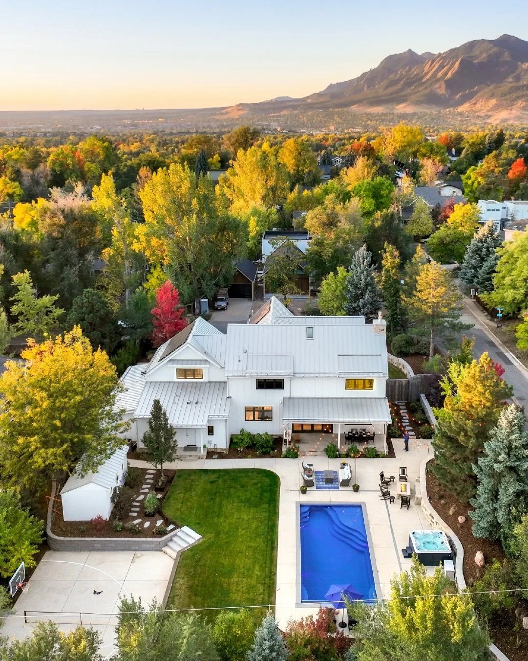 One of my favorite houses in Boulder!✨

Tucked on over half an acre in Boulder&rsquo;s prestigious Moores neighborhood, this masterfully designed estate built in 2018 offers the pinnacle of luxury living. // 1505 oak avenue // moores // listed by @mi