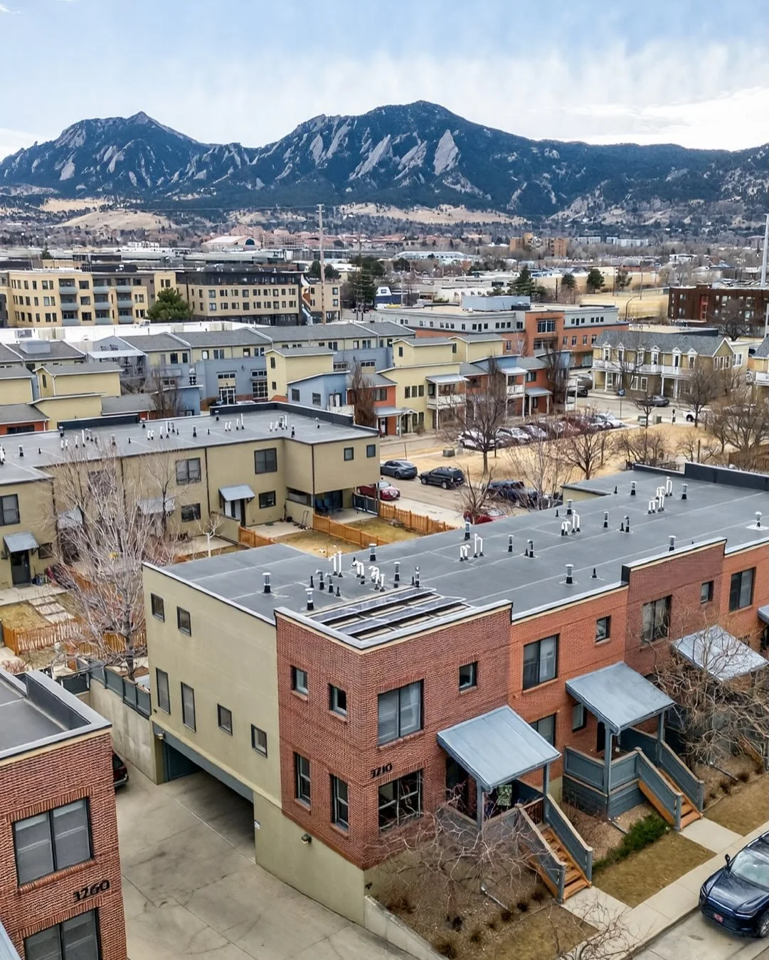 ✨Just Listed! ✨

Urban sophistication and effortless livability merge in this rare brick end-unit brownstone in Boulder&rsquo;s Steel Yards. // 3210 iron forge place l105 // steel yards // listed by @milehimodern for $479,000 

#milehimodern #mhmhome