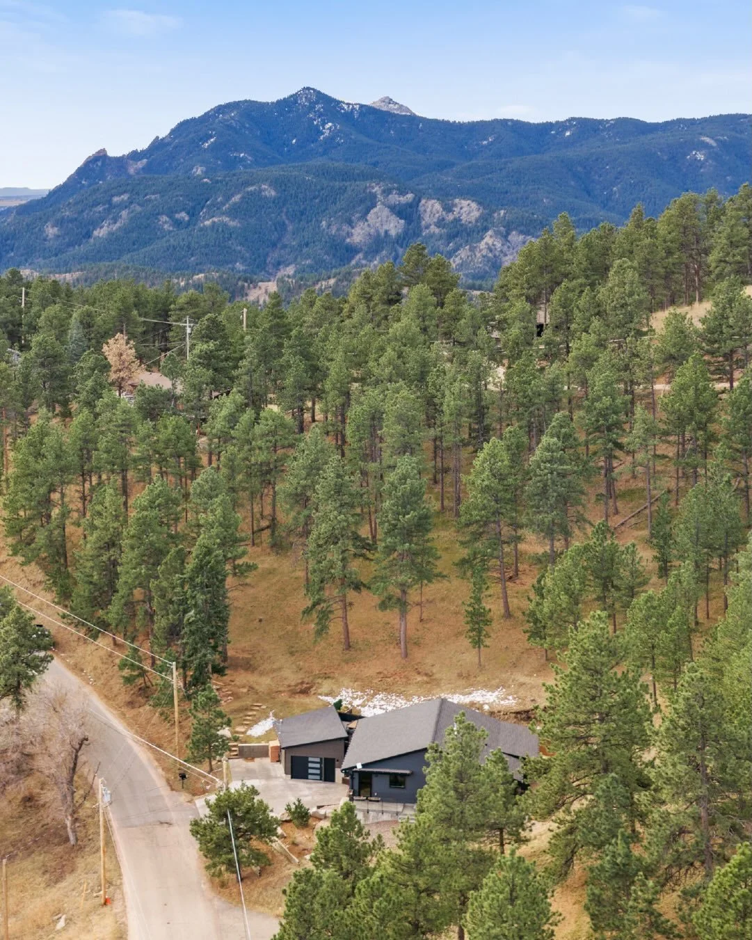 Look at this beauty!! 🤩

A striking reimagination of mountain modern design, this fully renovated residence in Pine Brook Hills offers an unparalleled blend of architecture, innovation and natural beauty. // 316 pine tree lane // pine brook hills //
