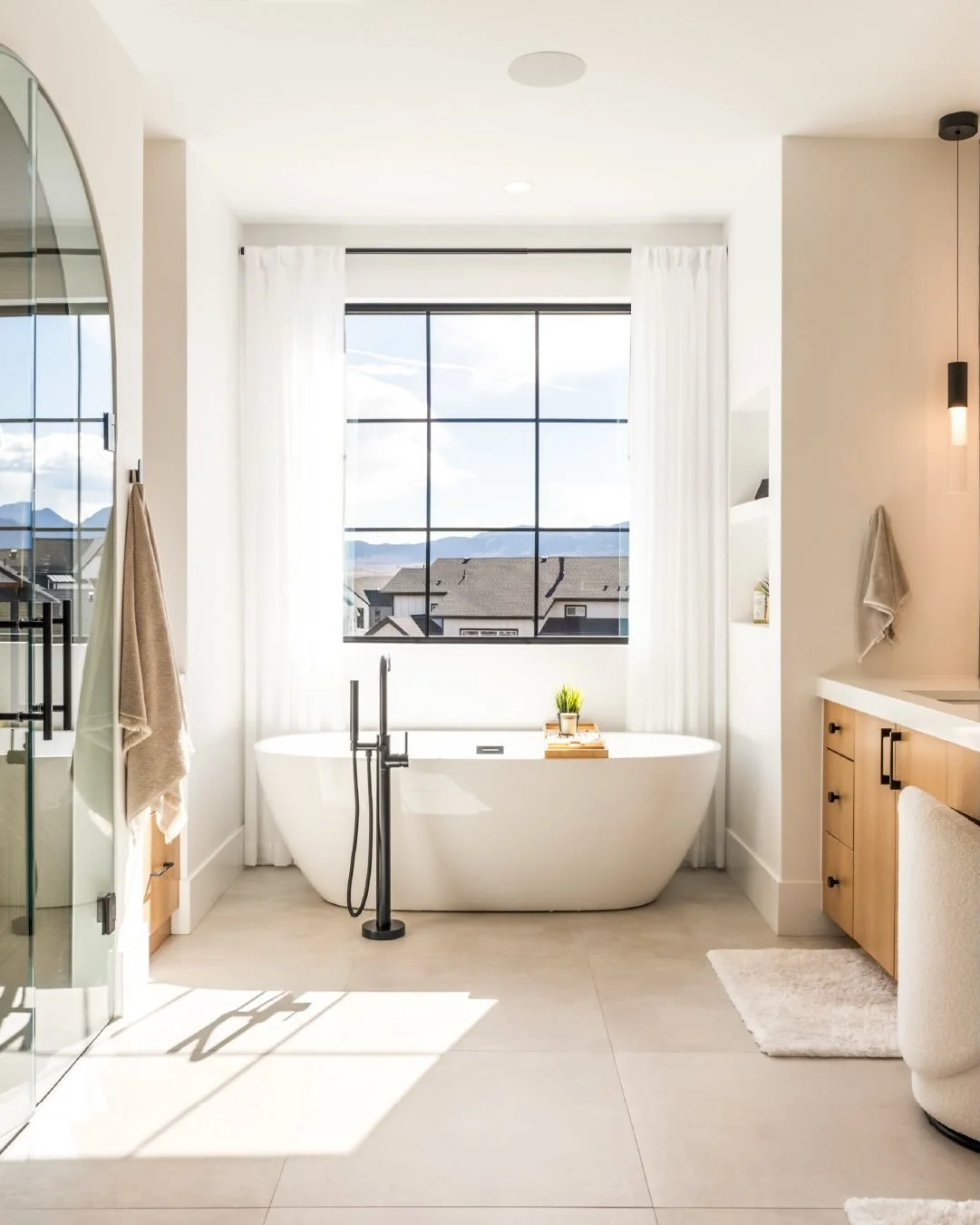 In love with this gorgeous dream tub in Louisville! 

#dreamtubtuesday 🛁✨

A prime Louisville cul-de-sac location merges with ultra-luxury finishes in this expertly crafted residence. // 908 pikes peak lane // harper lake // listed by @milehimodern 