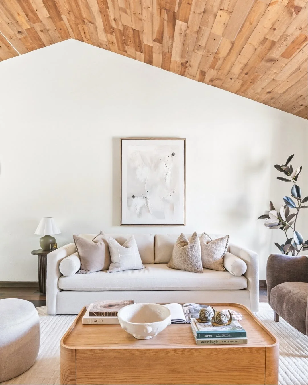 Hello, Beautiful! ✨✨

Set on a quiet cul-de-sac, this Sundance residence captures the essence of Colorado living with effortless access to nature. // 437 west sycamore lane // sundance // listed by @milehimodern for $745,000 

#milehimodern #mhmhomes