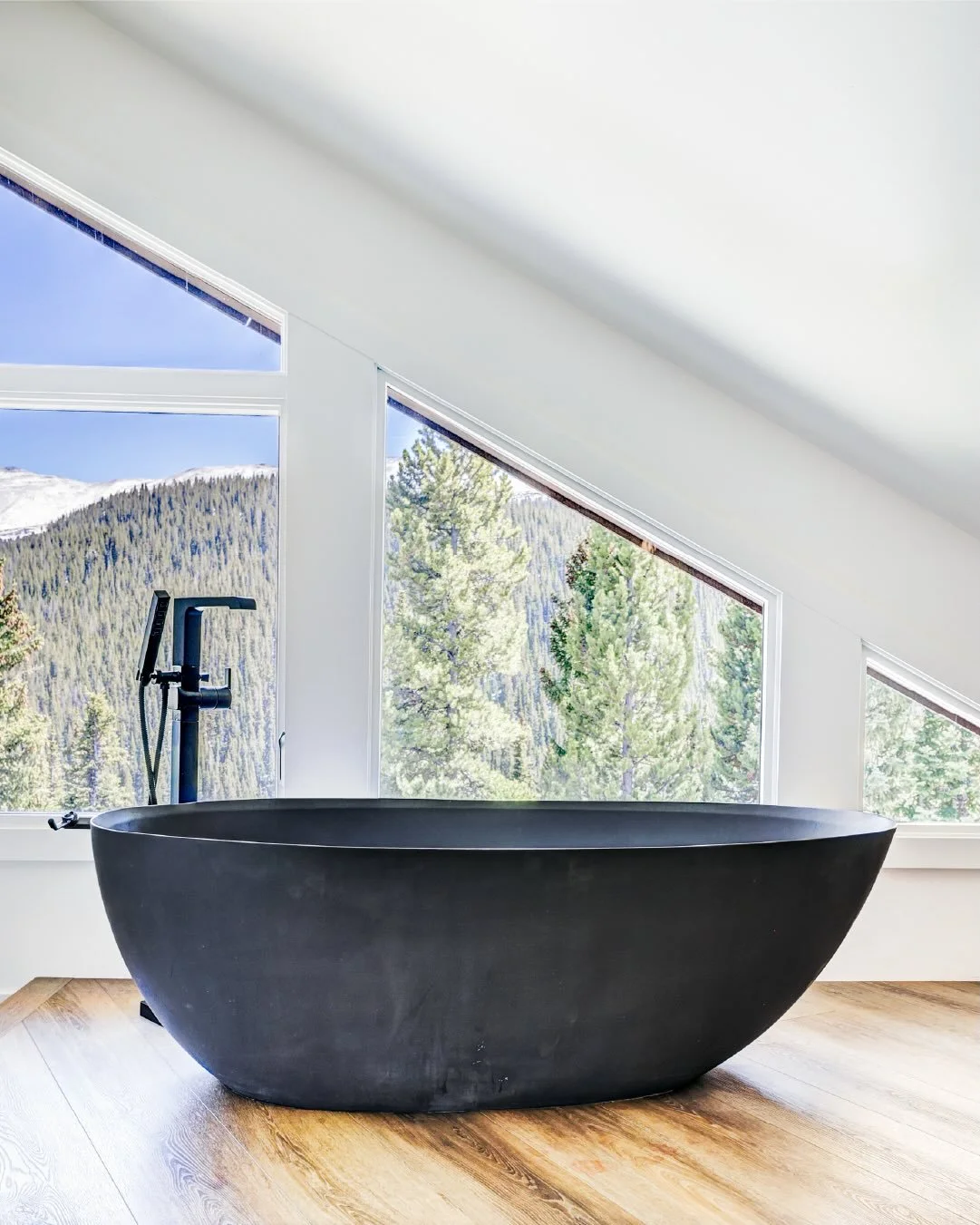 In love with this dreamy mountain tub. 🛁✨

#dreamtubtuesday 

Enveloped by awe-inspiring mountain vistas, this exquisitely remodeled Quandary Village log retreat captures the essence of elevated alpine living. // 324 carroll lane // quandry village 