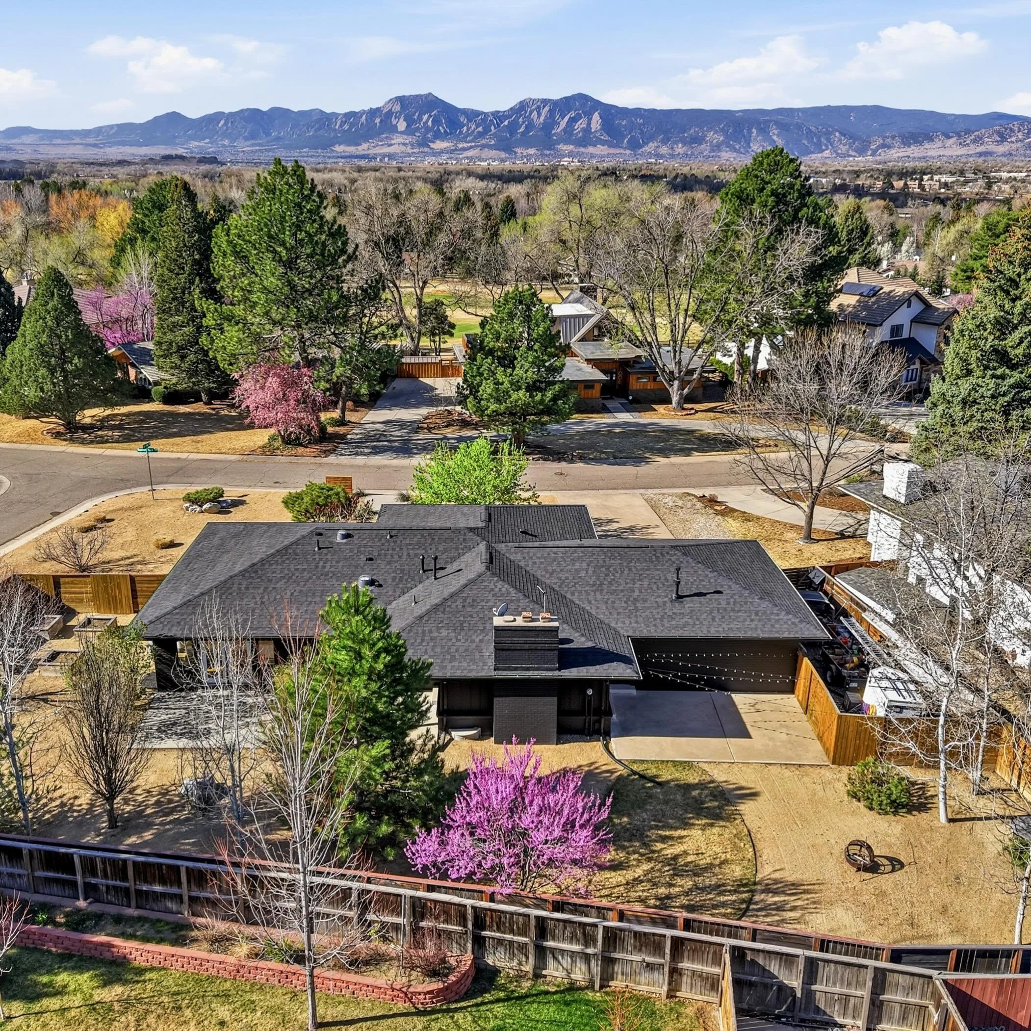 Just Sold! 🥂🥂

So happy for my buyers who closed today on their next chapter. 

7013 Roaring Fork Trail // Gunbarrel Green // Just Sold for $1,295,000 

Thank you to @robinvoreis @thevoreisteam, who were so lovely to work with. ✨✨

#justsold #mileh