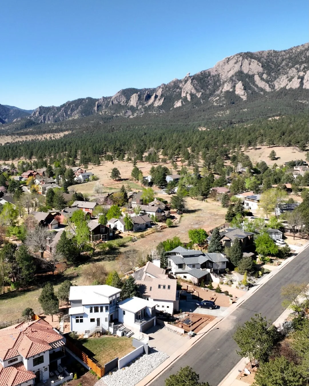 ✨Just Listed! ✨

Commanding sweeping city and Flatirons views, this striking contemporary residence in Rolling Hills delivers a refined blend of modern design and effortless indoor-outdoor living. // 2920 lafayette drive // rolling hills // listed by