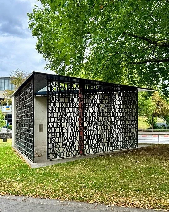 Zwischen dem S-Bahnhof Dammtor und dem Stephansplatz fl&acirc;niert man an mehreren Denkm&auml;lern vorbei: dem &bdquo;Denkmal f&uuml;r das Hamburger Infanterieregiment 76&rdquo; (1936) von Richard Ku&ouml;hl, dem mehrteiligen, unvollendeten Gegenden