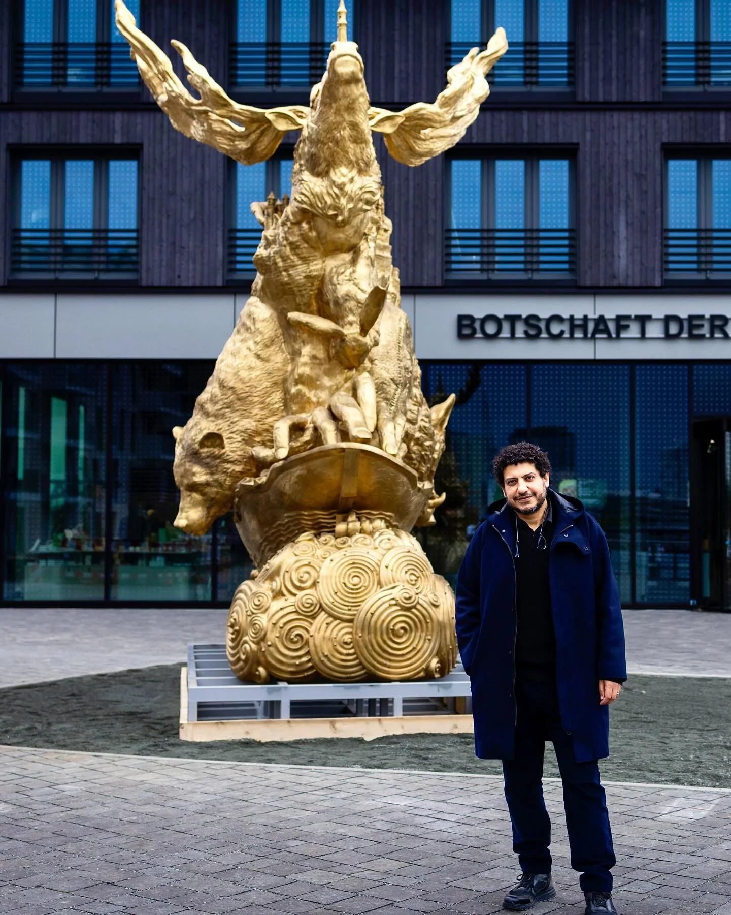 In Hamburg steht das h&ouml;chste Holzhochhaus Deutschlands mit 18 Stockwerken und einer H&ouml;he von 65 Metern, das von dem Hamburger Architekturb&uuml;ro St&ouml;rmer, Murphy and Partners entworfen wurde. Als eine der Eigent&uuml;merinnen lobte di