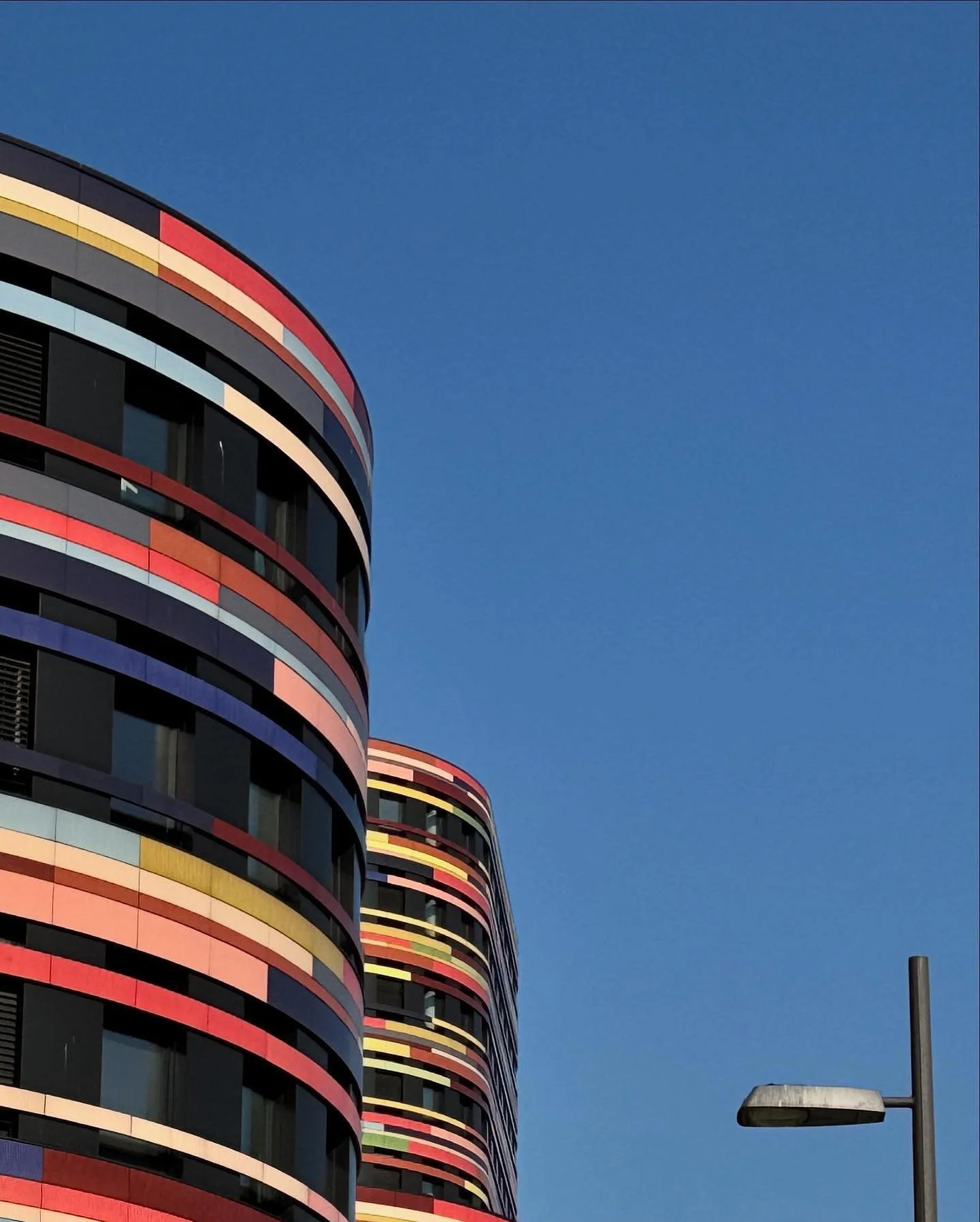 Im Rahmen der IBA Hamburg gewann 2009 das Berliner Architekturb&uuml;ro Sauerbruch Hutton in Zusammenarbeit mit der Ingenieurgesellschaft INNIUS RR aus Rosbach den internationalen Wettbewerb f&uuml;r den Neubau der Beh&ouml;rde f&uuml;r Stadtentwickl