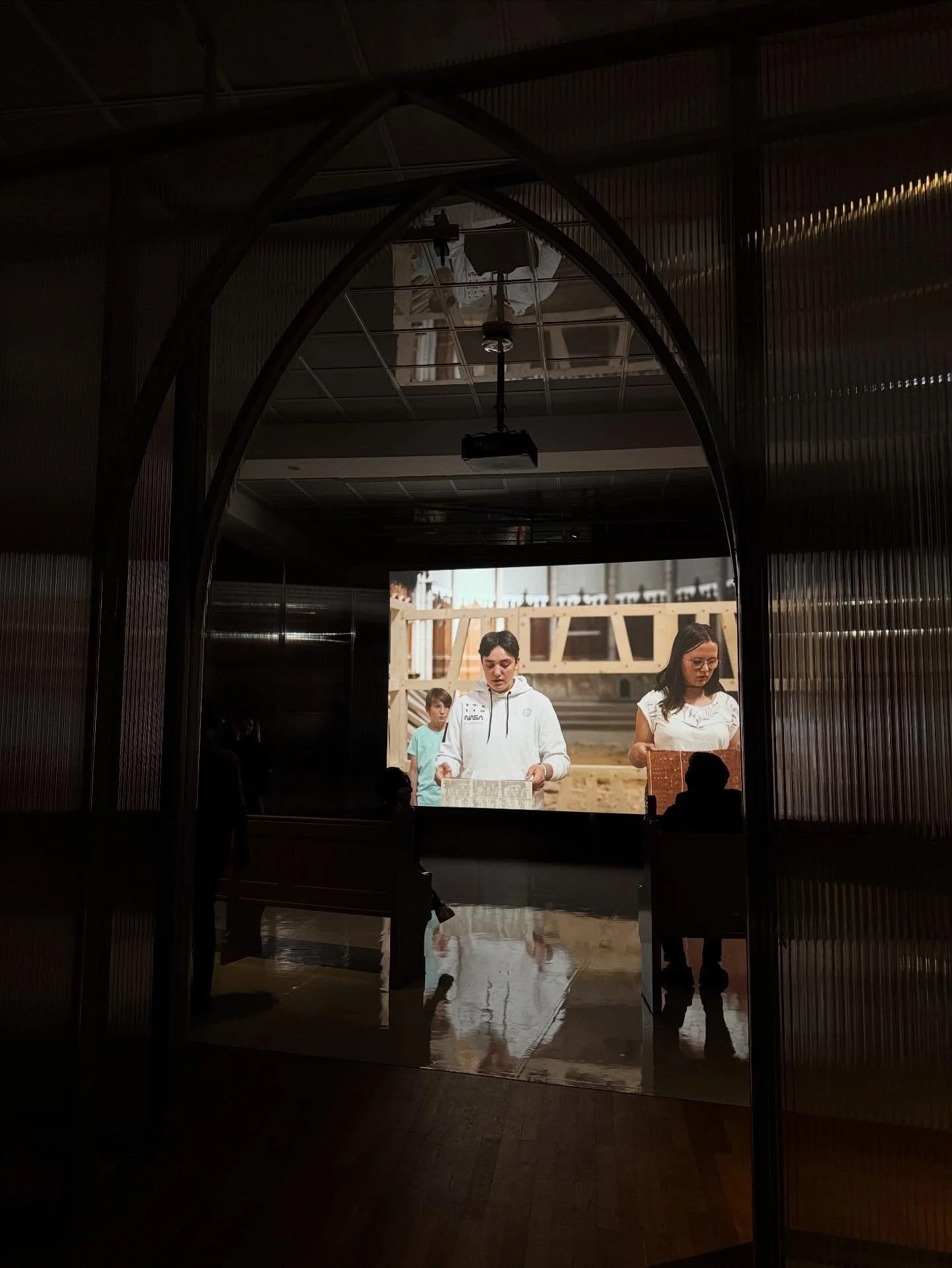 Kunstfl&acirc;nieren in Berlin

* Ber&uuml;hrende Arbeiten von Annika Kahrs @annikakahrs in ihrer ersten umfassenden institutionellen Einzelausstellung &bdquo;Off Score&ldquo; im Hamburger Bahnhof @hamburger_bahnhof. Die Ausstellung umfasst zehn Vide