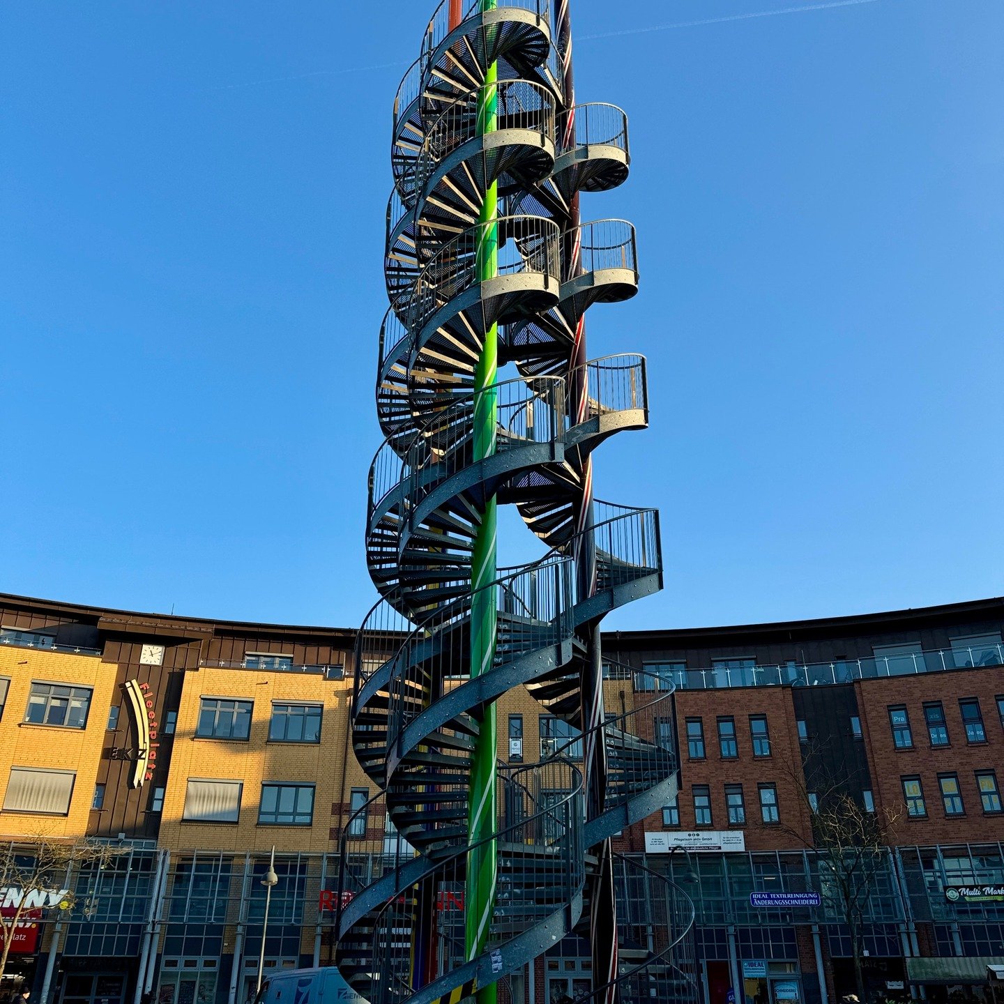 Die Arbeit &bdquo;T&uuml;rme f&uuml;r Allerm&ouml;he &ndash; Zuckerstangen f&uuml;r eine neue Stadt&ldquo; aus dem Jahr 2004 befindet sich auf dem Fleetplatz im Stadtteil und wurde von dem K&uuml;nstler Michael D&ouml;rner (* 1959) in Zusammenarbeit 