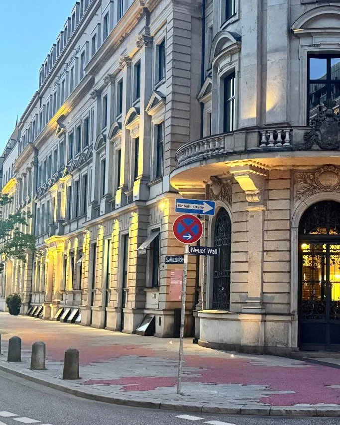 Seit 2022 erinnert das Denkzeichen &bdquo;Stigma&ldquo; des K&uuml;nstlerinnenduos &bdquo;missing icons&ldquo; am Neuen Wall, Ecke Stadthausbr&uuml;cke an die Geschichte des Stadthauses als ehemaligen Sitz der Kriminalpolizei und Gestapo und deren Ve