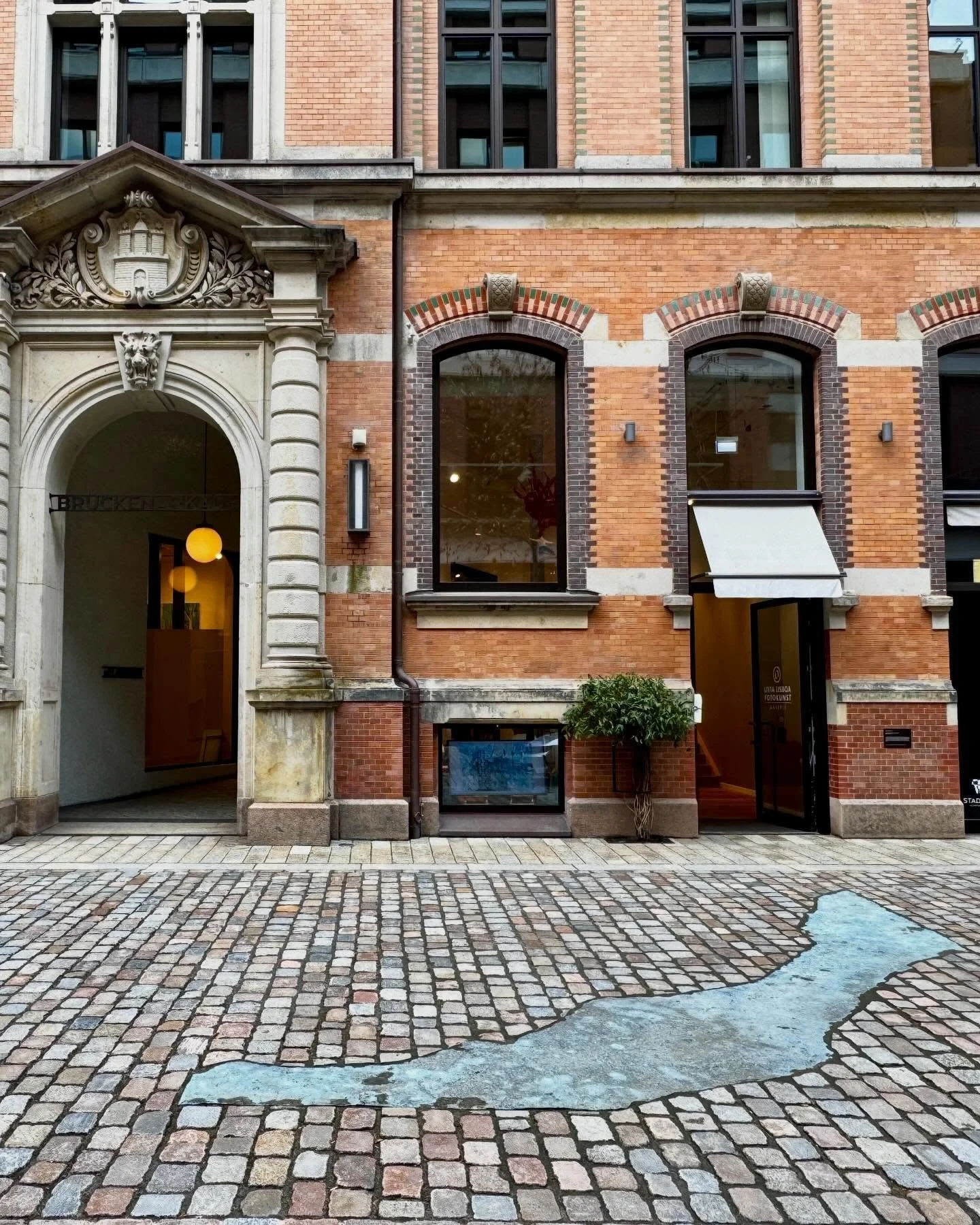 Die Arbeit &bdquo;Weg/Stadth&ouml;fe Hamburg&ldquo; ist eine Intervention des K&uuml;nstlers Axel Loytved (*1982) @axelloytved , die er 2020 schuf. Der Bronzeguss mit mittlerweile t&uuml;rkisblauer Patina erstreckt sich &uuml;ber eine Fl&auml;che von