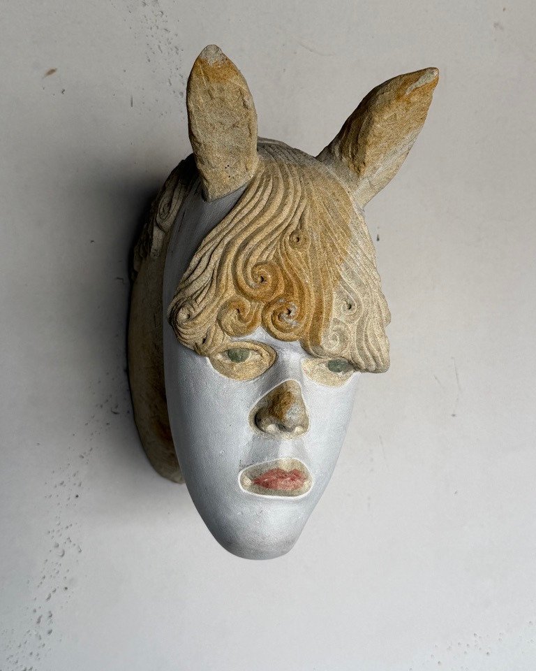 Seit zehn Jahren sind zwei Arbeiten der Hamburger K&uuml;nstlerin Annette Streyl (*1968) @streylannette im &bdquo;Goldener Pavillon&ldquo; des Caf&eacute; Entenwerder1 @entenwerder1 zu sehen.  
Die beiden aus Kalksandstein geschaffenen Skulpturen sin