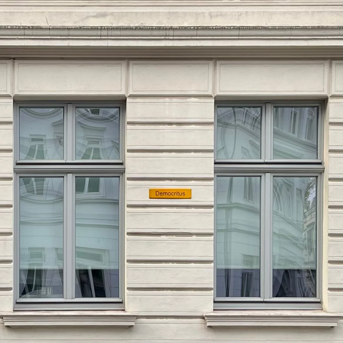 Am Lornsenplatz 5 in Altona h&auml;ngen an der Fassade zweier Stadth&auml;user zwei leuchtend gelbe Emailleschilder mit den Aufschriften &bdquo;Democritus&ldquo; und &bdquo;British Columbia&ldquo;. Anders als gew&ouml;hnliche Stra&szlig;enschilder ve