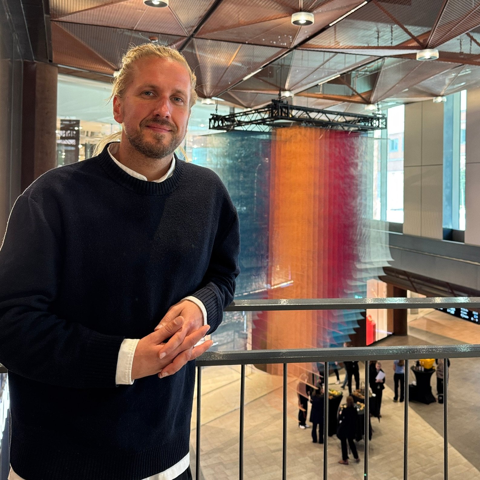 Um die neue Kunstinstallation &bdquo;Aquarell&ldquo; des Berliner K&uuml;nstlers Tomislav Topić @topic_tomislav im Westfield Hamburg-&Uuml;berseequartier zu betrachten, ben&ouml;tigt man zum Gl&uuml;ck kein Ticket. P&uuml;nktlich zum einj&auml;hrigen