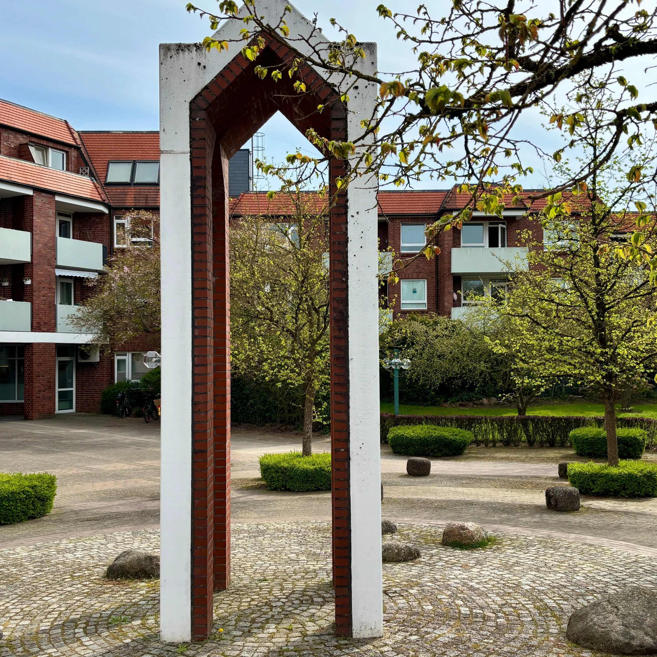 In der Mitte einer Wohnanlage am Buchenring in Hamburg-Volksdorf steht seit 1985 die Skulptur &bdquo;Tor&ldquo; des K&uuml;nstlers Hubert Kiecol (*1950). Das rund sechs Meter hohe Bauwerk bildet den Mittelpunkt des Platzes und kann von allen vier Sei