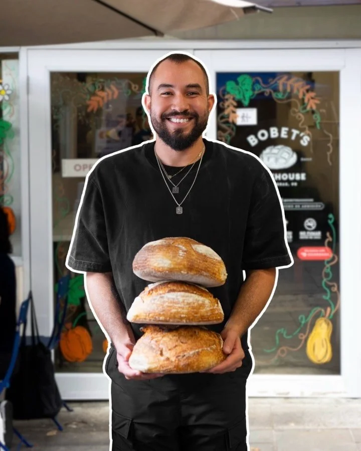 Mano arriba si te diste cuenta que ayer sali&oacute; nuestra sexta entrevista de esta portada dedicada a R&iacute;o Piedras. 🙋🏽&zwj;♀️🙋 6/7

Para esta conversaci&oacute;n entramos a @bobetsbakehouse , y conocimos la historia de Alejandro Bobet: un