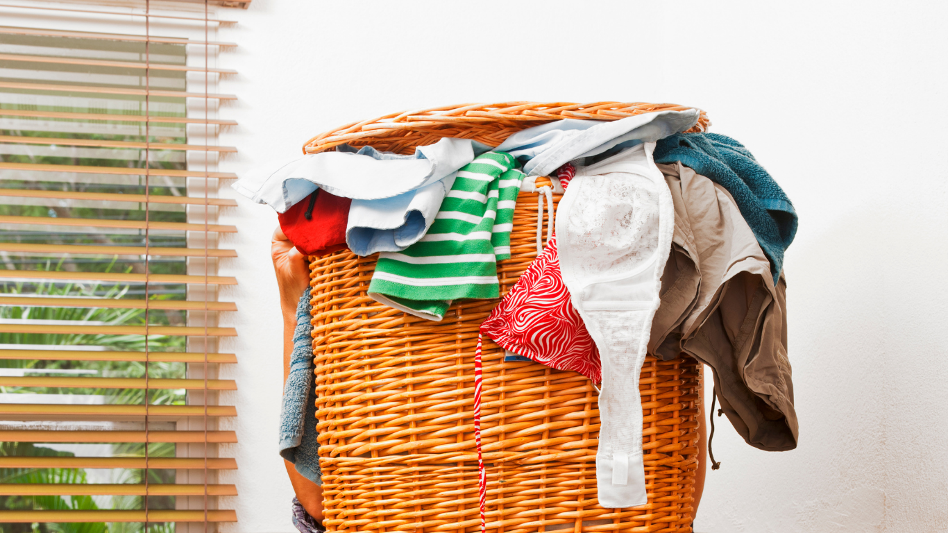 3 mitos de lavar ropa que te están costando dinero