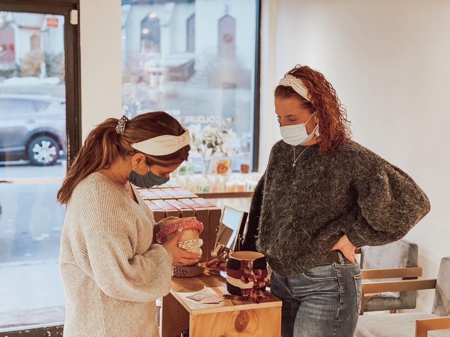 The most perfect hair accessory this season? HEADBANDS! Have you seen our recent collection from local curator @loveandgracegirls ? Each headband is handmade, unique and extremely comfortable! We are talking an 8-hour wear with no pain on the back of