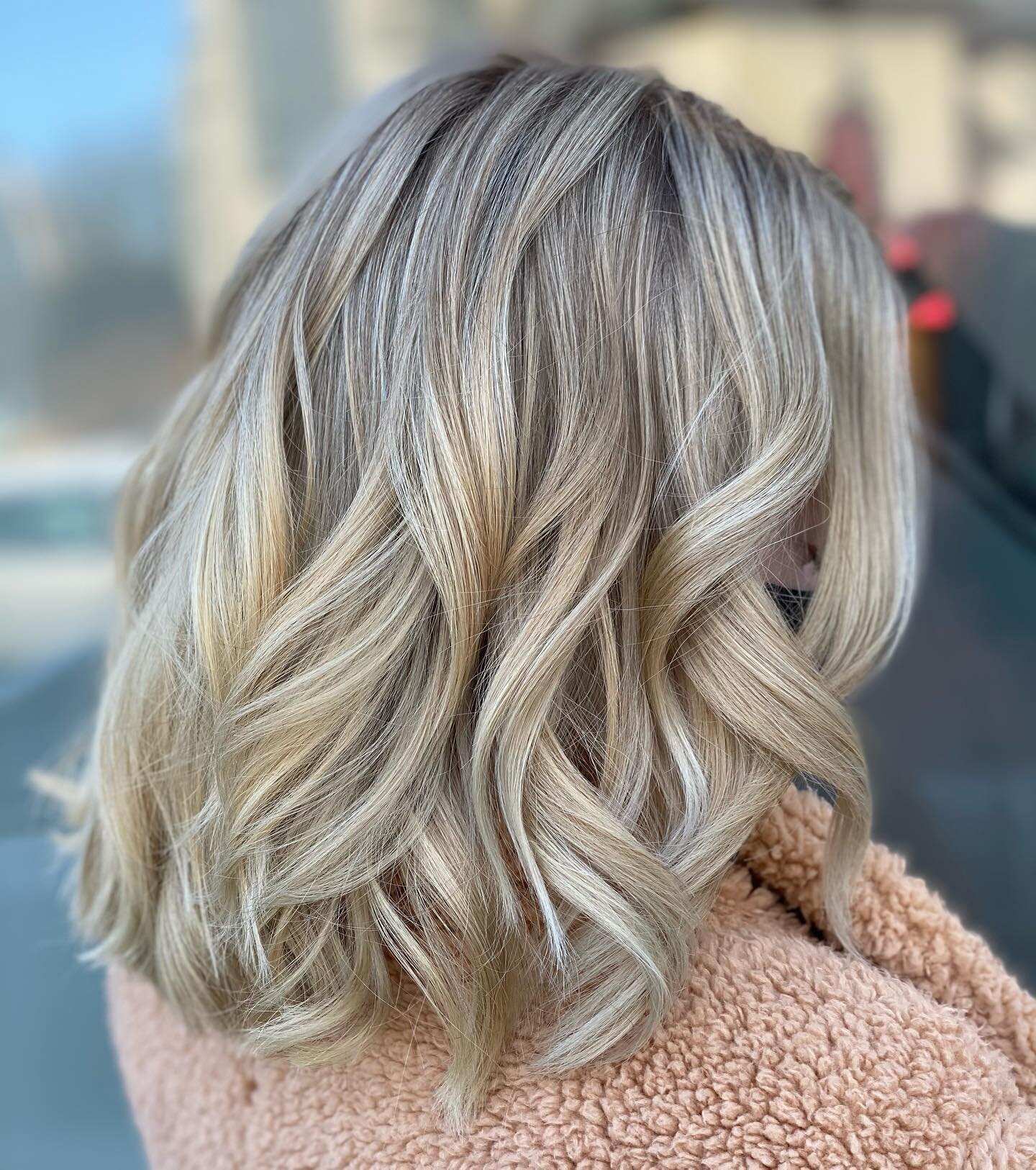 Summer Blonde in the dead of winter 🤍🧊
.
.
.
#dedhamstylist #bostonstylist #blondehair #highlights #philosophe #salonlife #salonstylist #kevinmurphy #dimentionalblonde