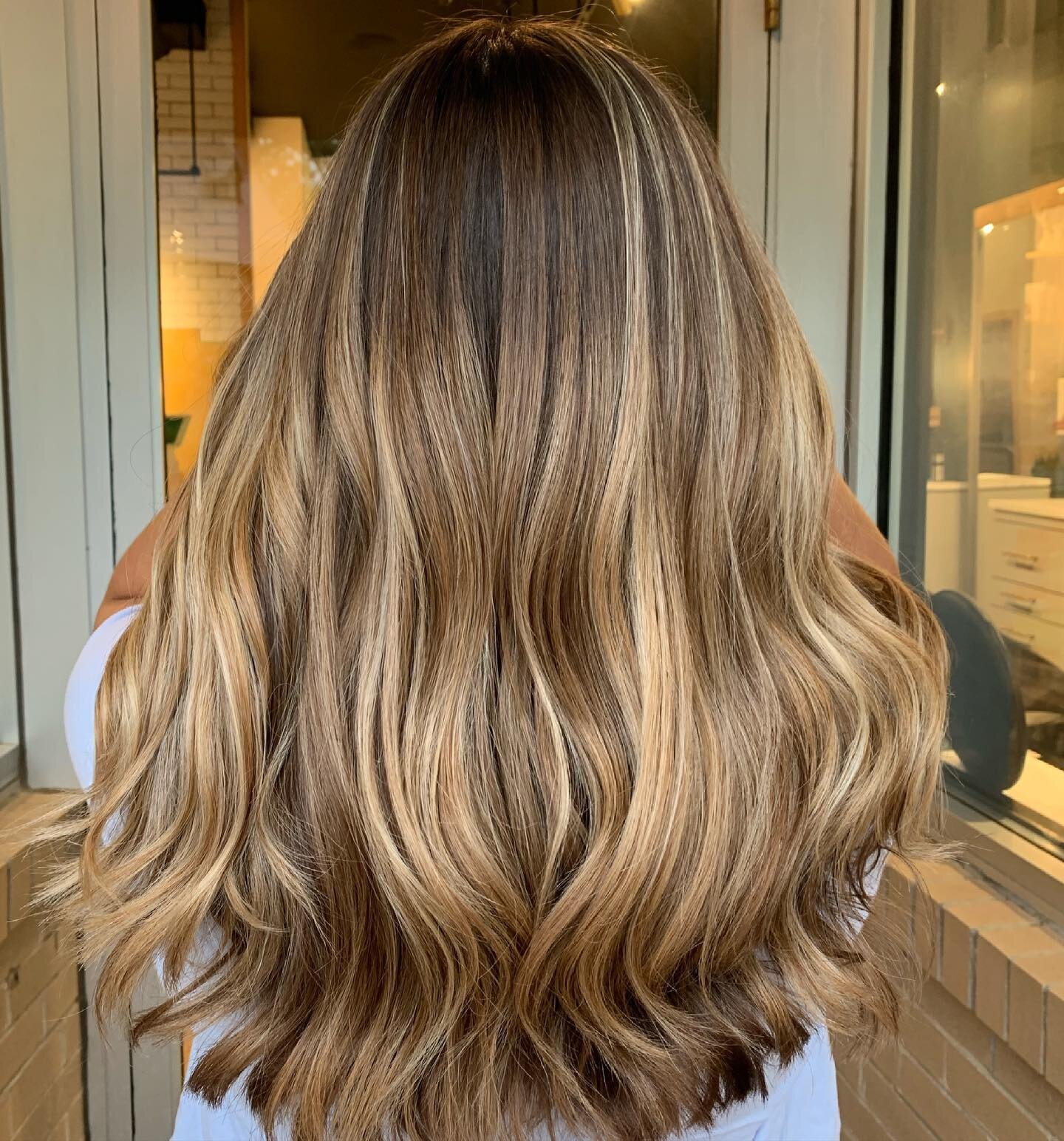 Hand painted hair always looks so whimsical. Blow out @allie_atphilosophe #balayage #balyagehair #bostonstylist #dedhamstylist #dedhamsalon @philosophehair
