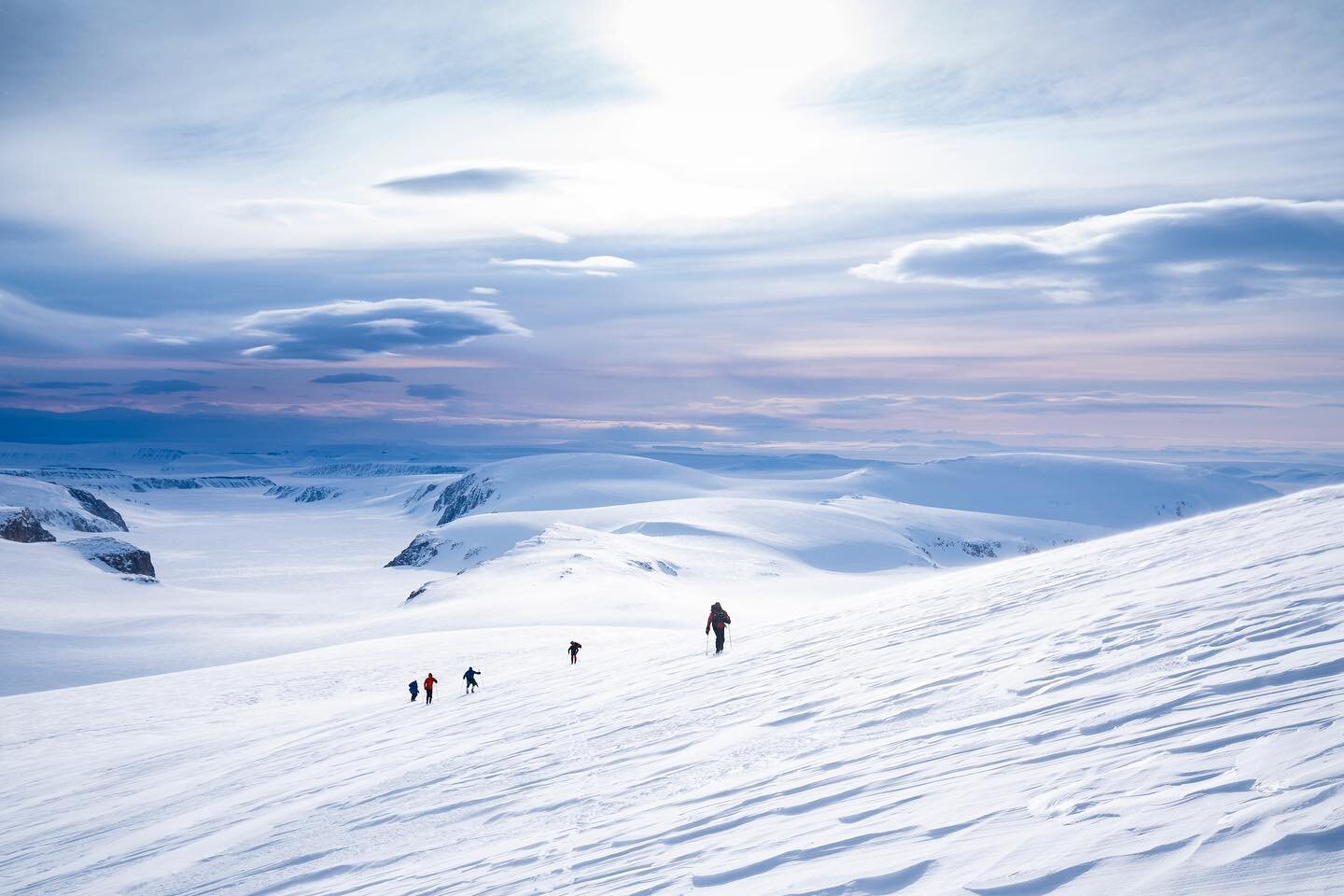 The team on the way to Newtontoppen in #atomfjella. We where very lucky with the weather. @ouslandexplorers where spot on with weather forecasts and it paid off to get up early for the summit. 

#atomfjella #svalbard #landscape #hiking #summit #newto