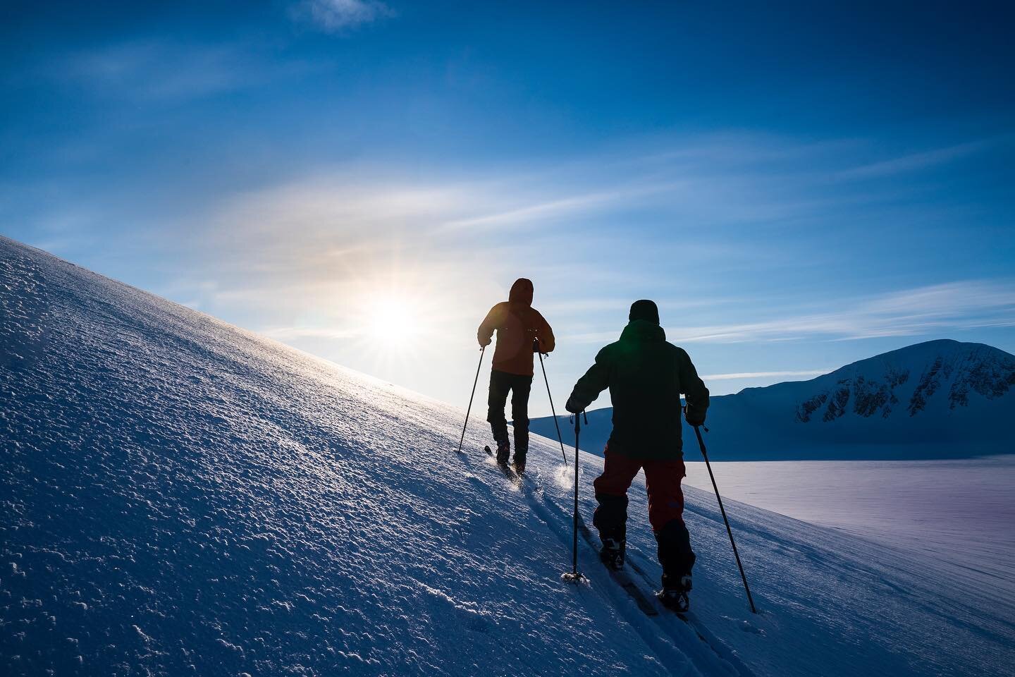 Two awesome guys that eat jet fuel for breakfast @paalberg72 and @avnymoen - after a full day of skiing they wanted to ski a bit more. 

#atomfjella #newtontoppen #svalbard #svalbardlife #skiing #telemarkskiing #telemarking #landscape #actionsports #