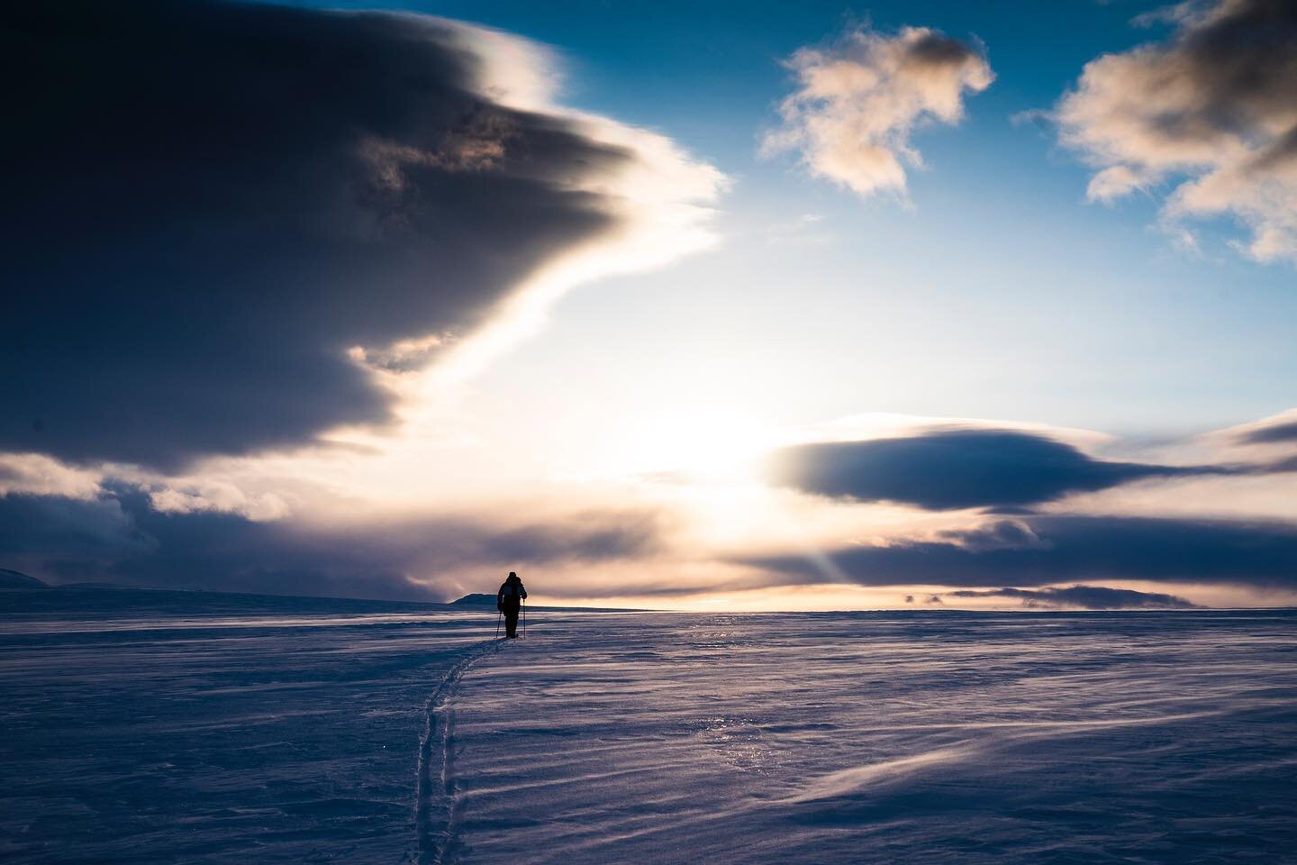 Spending ten days in the tent with @oyvdig has been nothing but joy! Truly an amazing person and friend and nothing but smiles for miles. He has willpower that few can brag of! Thank you so much for an amazing trip. 

#svalbard #tentlife #exedition #