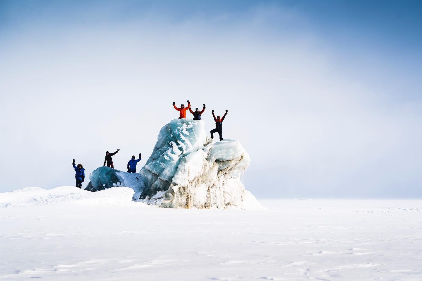 Svalbard crew team image - epic crew. @oyvdig @avnymoen @paalberg72 @erikbertrandlarssen @vincentcolliard and yours truly

#svalbard #newtontoppen #visitsvalbard #norway #landscape #landscapephotography #norgeibilder #norgefoto #atomfjella #landscape