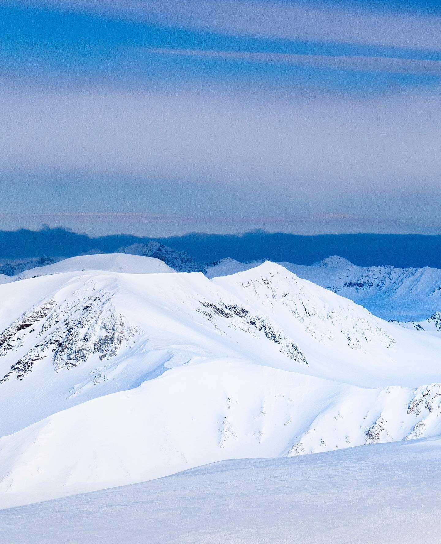 The view from Newtontoppen to the North East! If you have lot of wall this will look epic on it! Swipe 👉

#svalbard #newtontoppen #visitsvalbard #norway #landscape #landscapephotography #norgeibilder #norgefoto #atomfjella #landscapephotomag #norge 