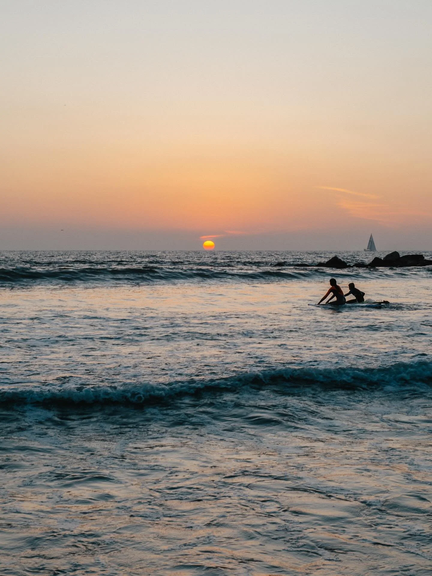 End of November vibes in SoCal. The light is low on the horizon which makes for a stunning mix of deep purples and warm oranges. Painting the sky!
Also these 2 ♡.
.
.
#TravelPhotographer #CommercialPhotographer #LocationShoot #venicebeach #surfislife