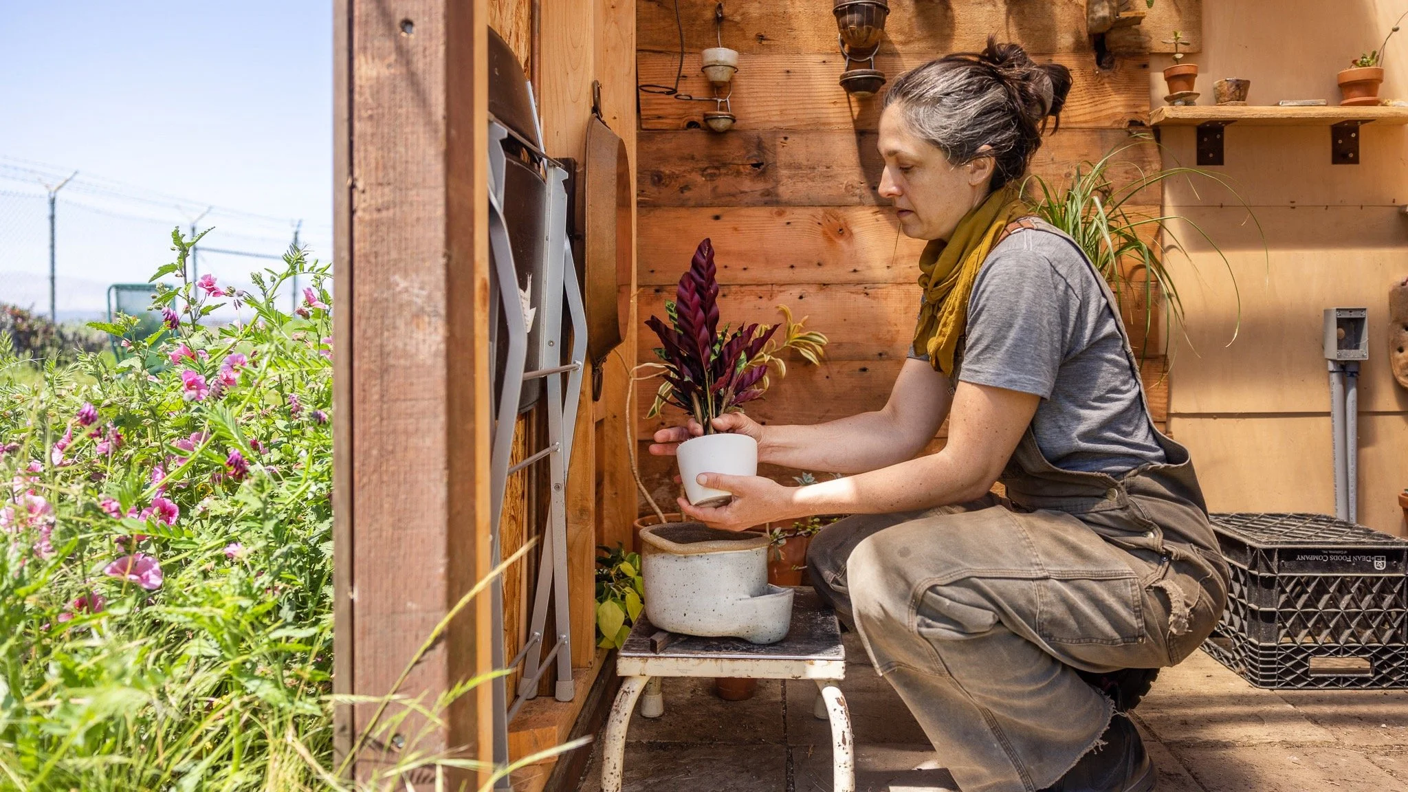 Whether she is working in heavy steel or tactile clay, @markessinis has this incredible way of making hard materials feel alive.
I love the dialogue between her industrial metalwork and the more grounded, earthy nature of her ceramics. One is about h