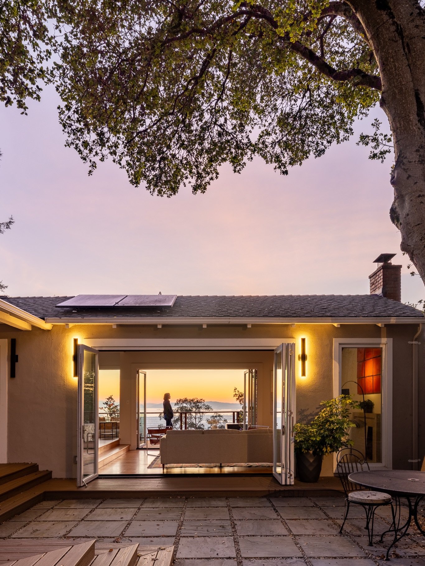 There is a specific kind of magic that happens during the blue hour&mdash;when the warmth of the interior light begins to spill out onto the deck, meeting the cool, fading light of the Bay. It&rsquo;s that brief window where the architecture feels le