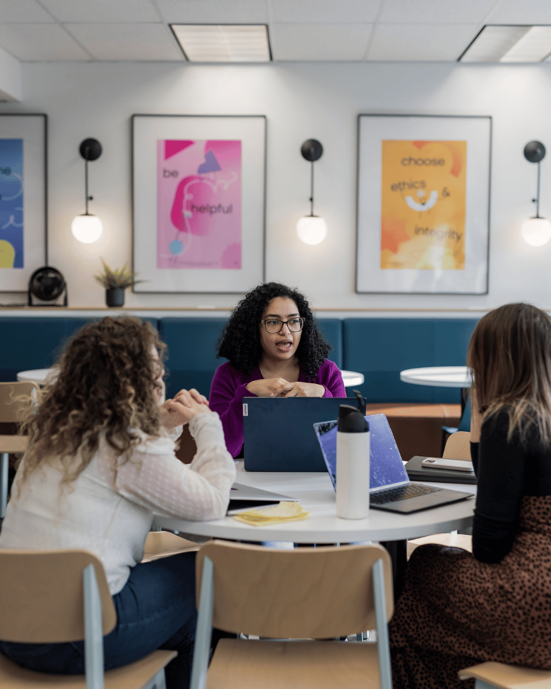 Isabelle the email strategist chatting with women founders.