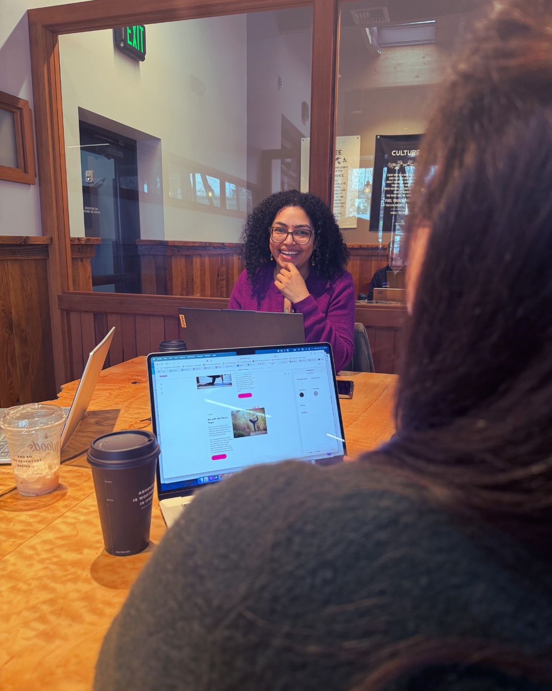 Women entrepreneurs coworking together during a Muse Marée gathering.