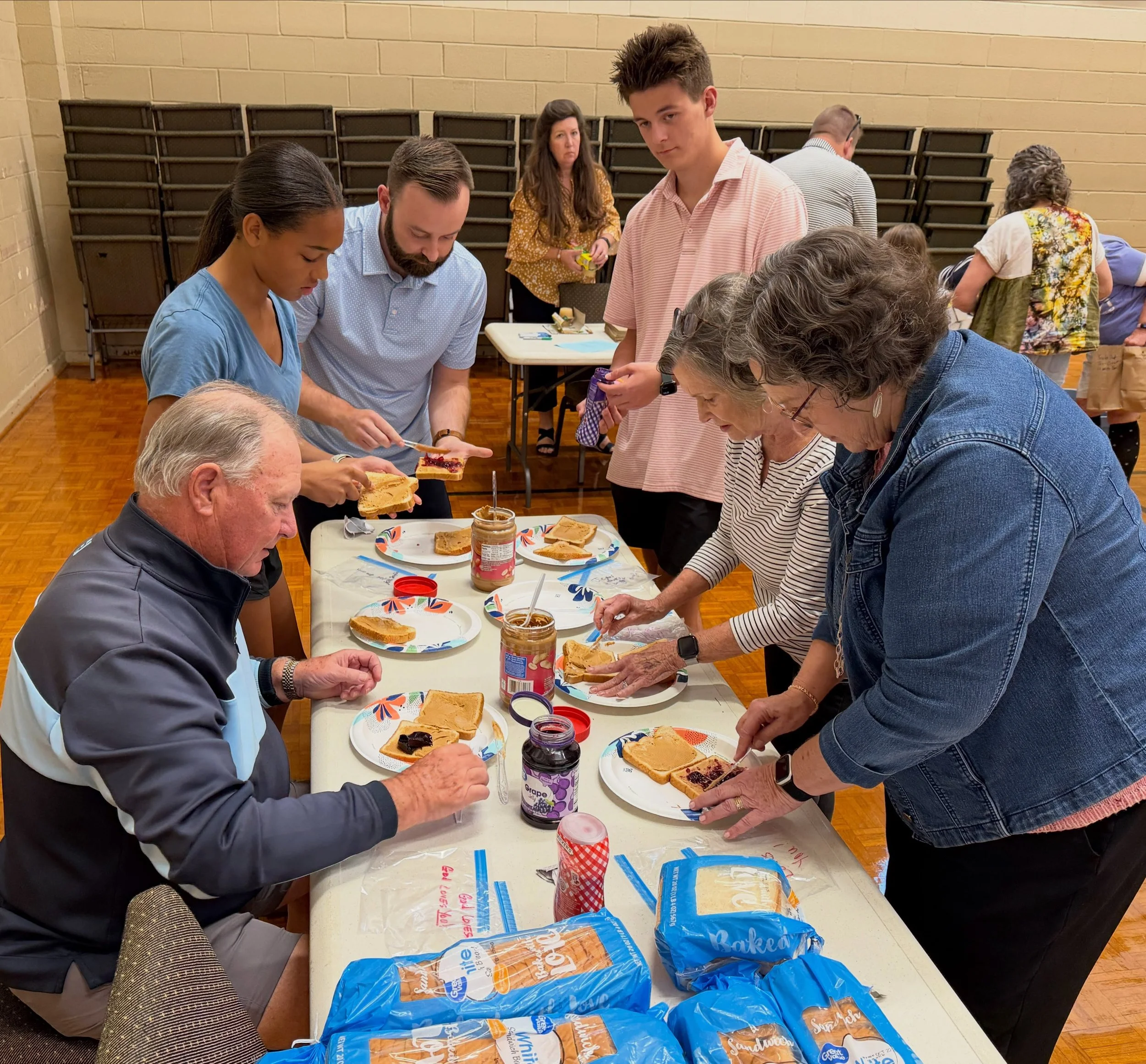 October&rsquo;s &ldquo;First Wednesdays at Oakland&rdquo; was all about sharing love with our neighbors! 💛

We gathered around the table for a meal together, then rolled up our sleeves for mission stations:
🥪 Made peanut butter and jelly sandwiches