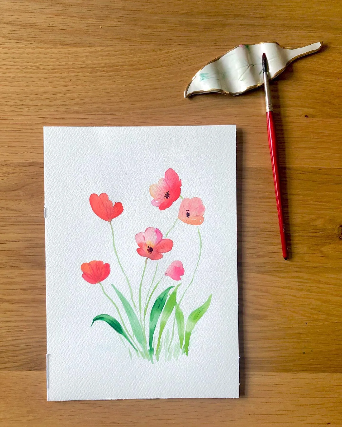simple poppies 🌺 something bright for this gloomy seattle morning. honestly, this doom and gloom rainy weather is such a downer 😭 can&rsquo;t wait until daylight savings so it&rsquo;s not so dark in the mornings when we wake up! 
.
.
.
paper @legio