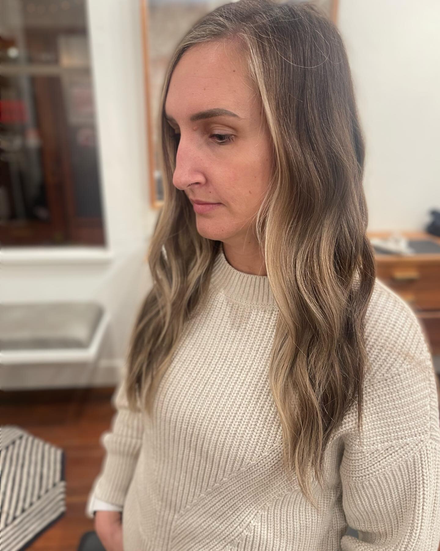 &mdash;&mdash; The effortless cool girl look! 
 
✨ money piece and root melt with lowlights for the win. 

Hair by @mandybrattinhair