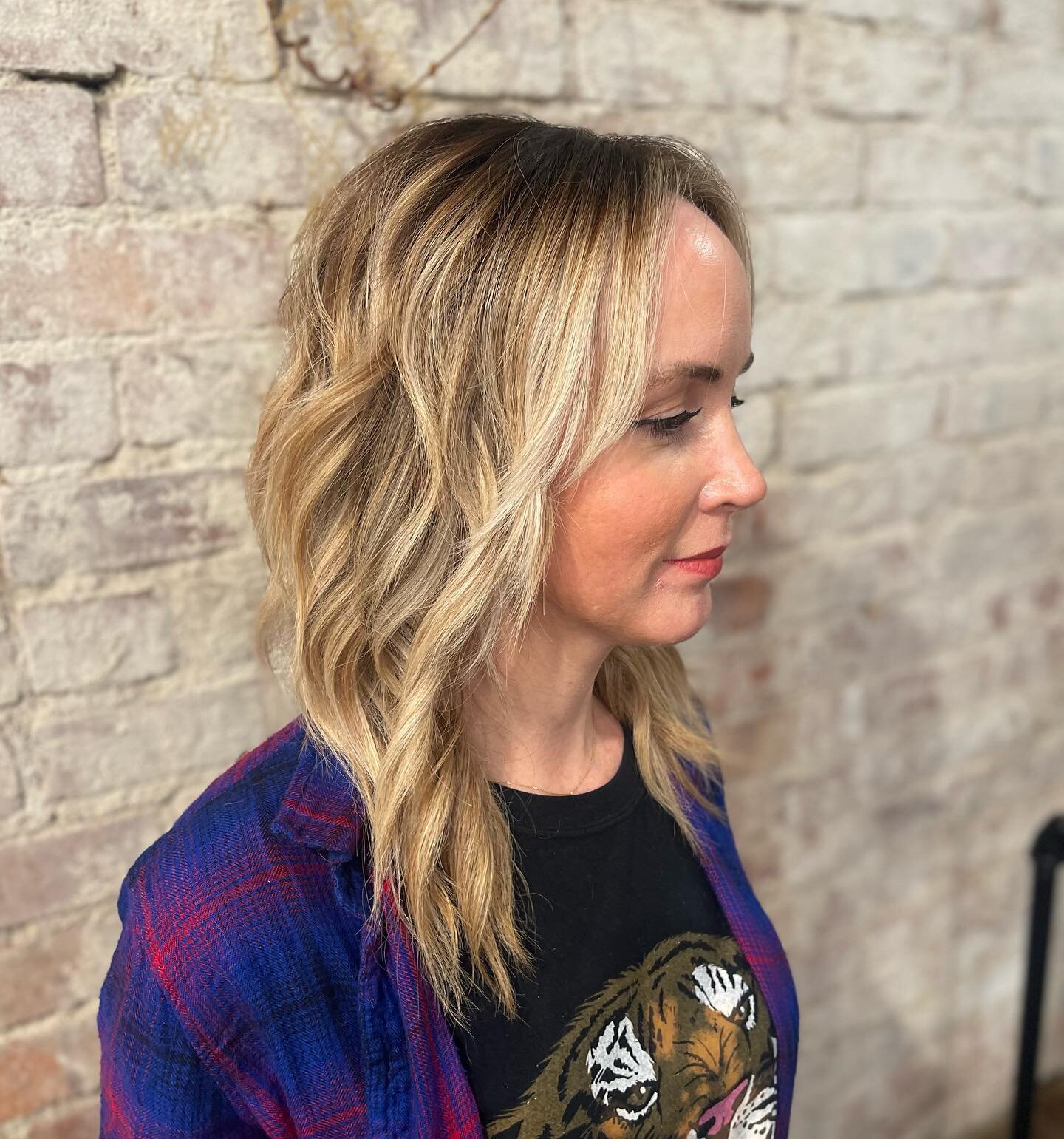 Ashley can do no wrong! 
@mandybrattinhair did a fun modern shag, deep root and a wet balayage to match the  energy of the 🦁 shirt.