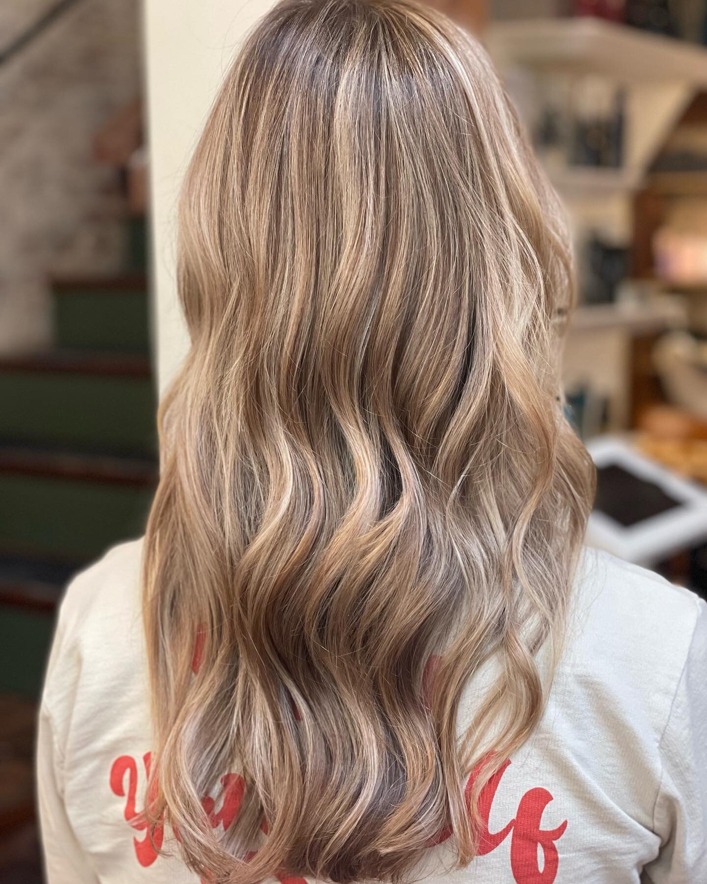 𝑫𝒊𝒎𝒆𝒏𝒔𝒊𝒐𝒏 &mdash;&mdash; Did you know that your blonde pops will look brighter when you have both high and lowlights?

Hair by @hairbykatielucchesi