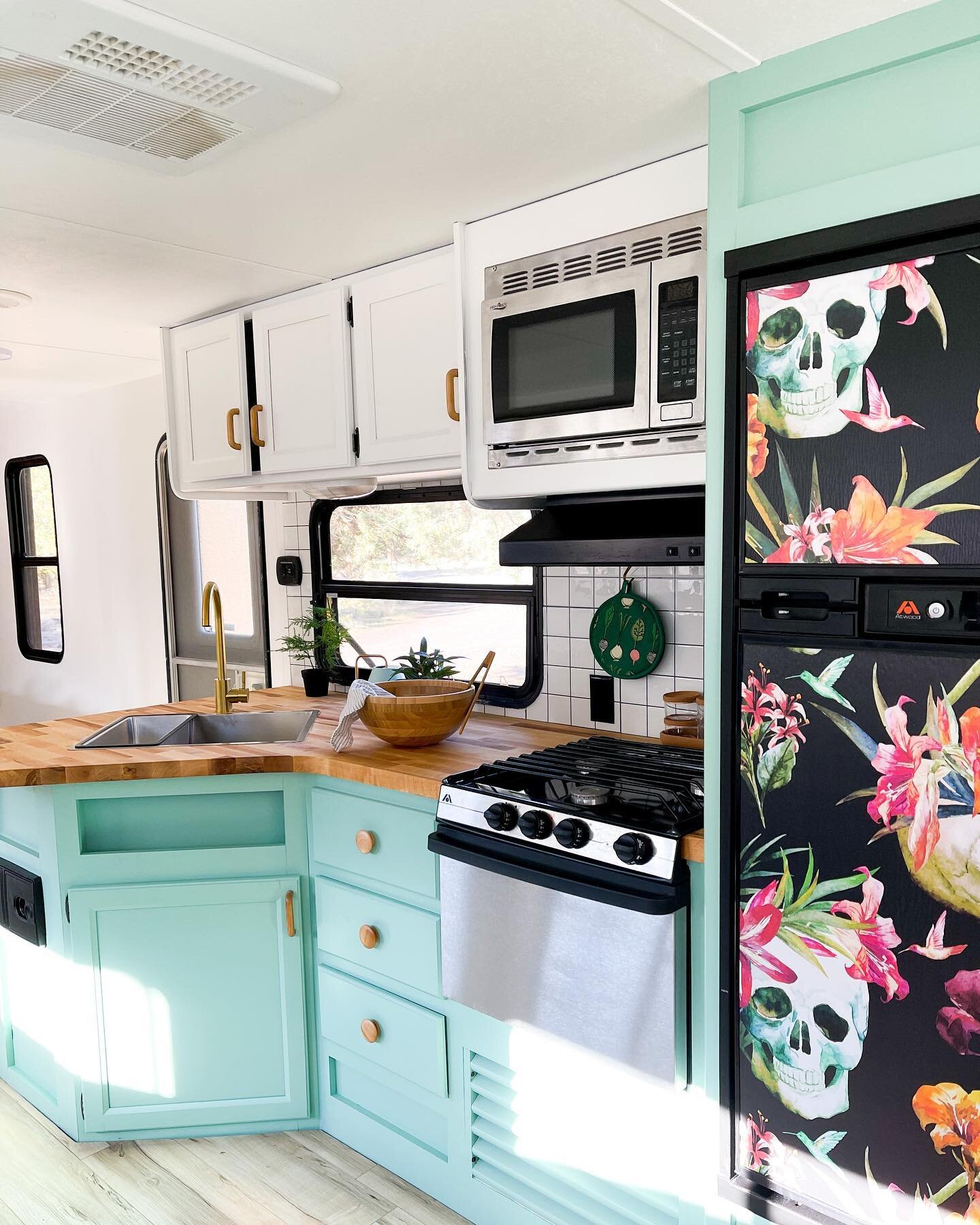 ✨RV Kitchen Reveal ✨⁣
⁣
I spy with my little eye a fun little surprise? Can you spot it? Scroll through for a closer look. This kitchen was just a little too sweet. It needed a little spice. ⁣
⁣
⁣
⁣
⁣
⁣
⁣
#rvkitchen #rvrenovation #rvreno #kitchendesi