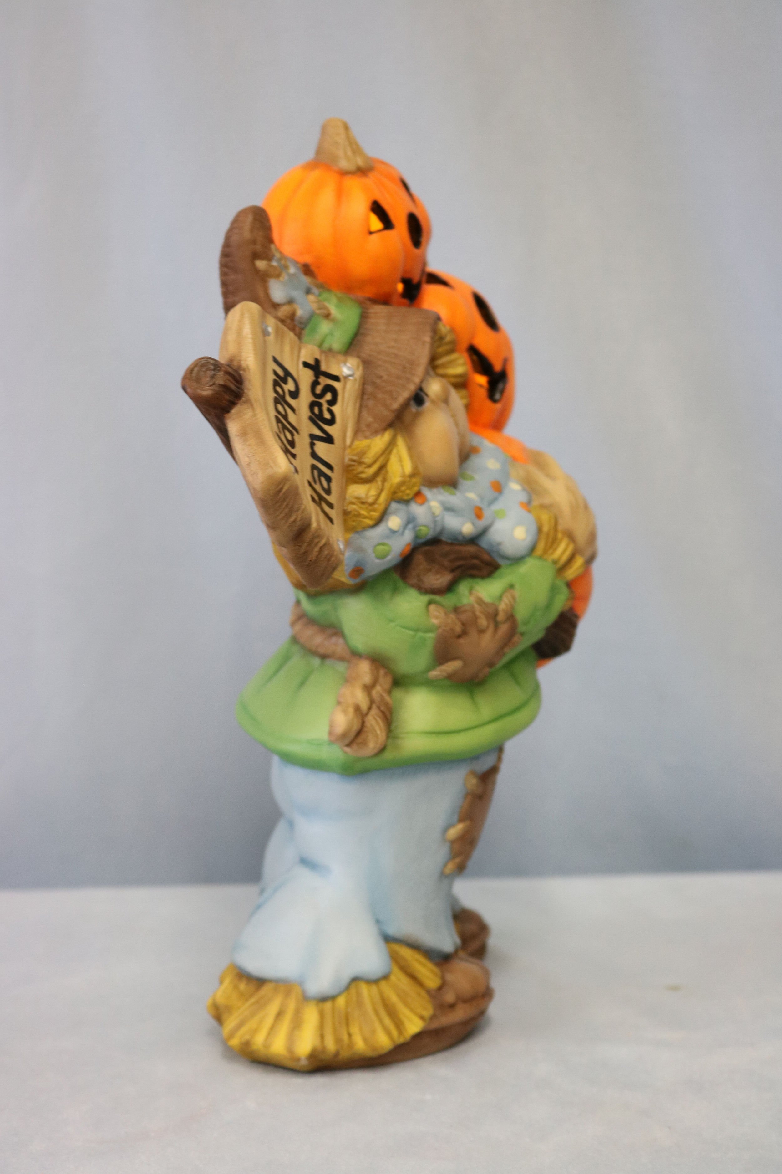 Scarecrow holding Pumpkins 8.jpg