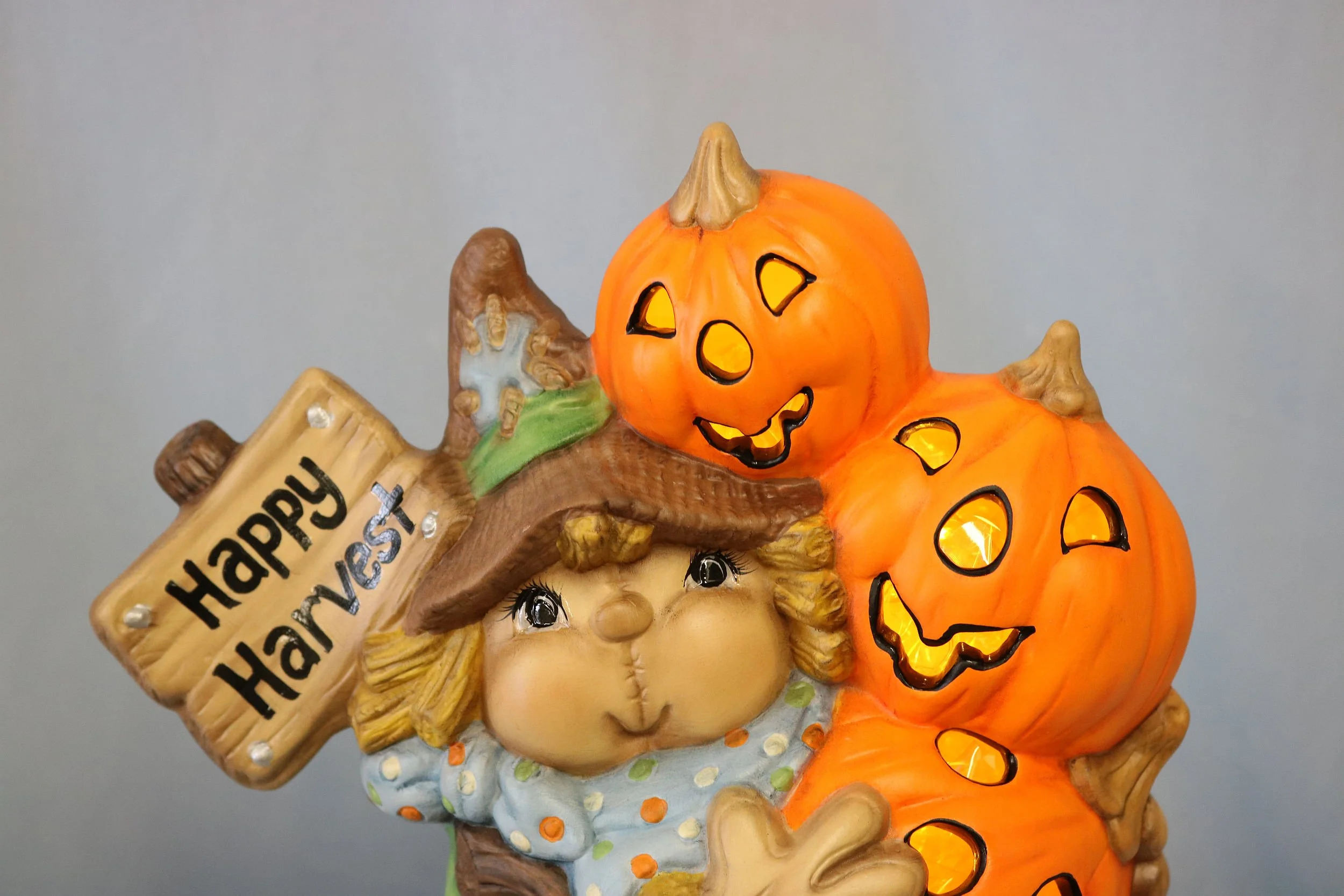 Scarecrow holding Pumpkins 5.jpg