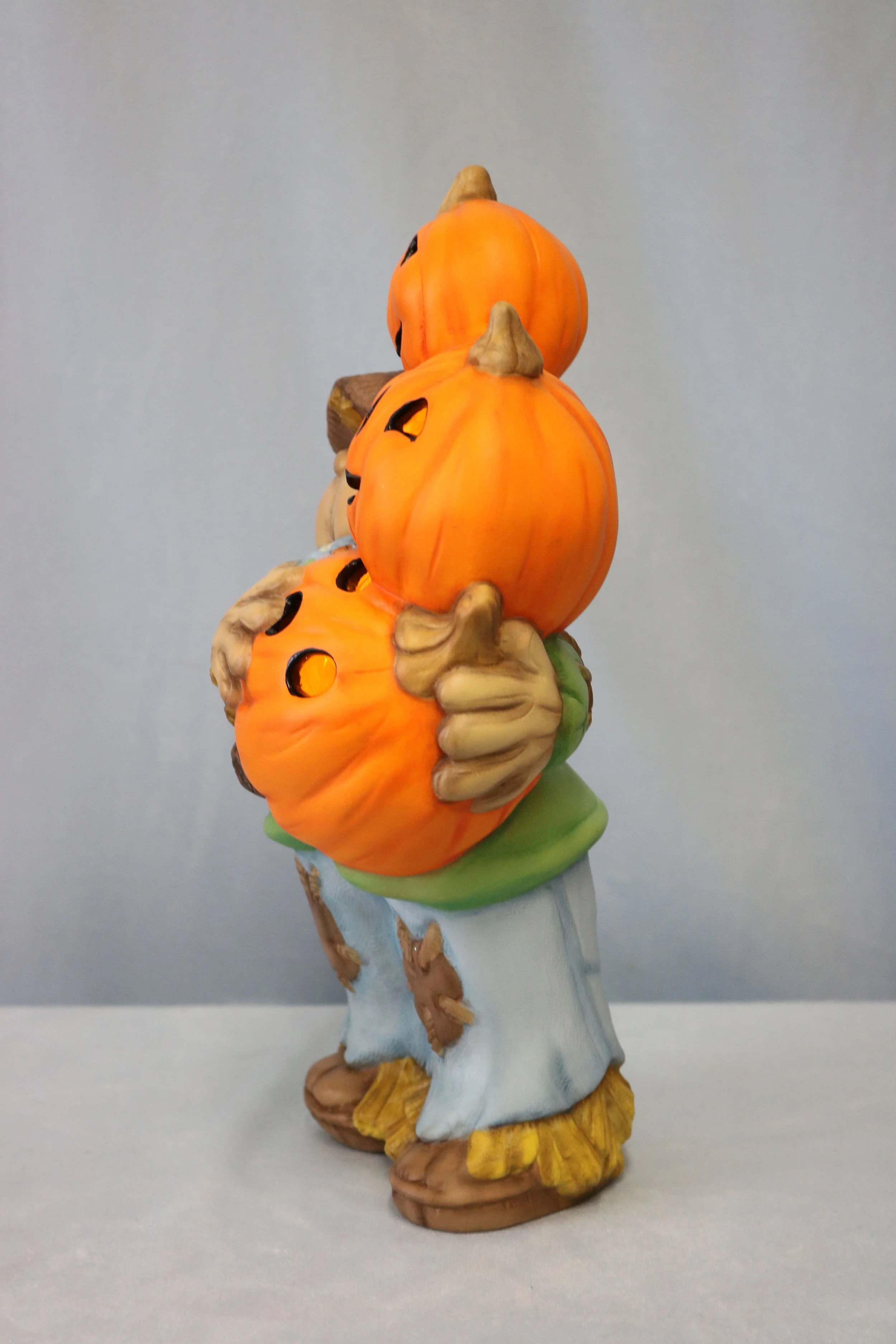 Scarecrow holding Pumpkins 6.jpg