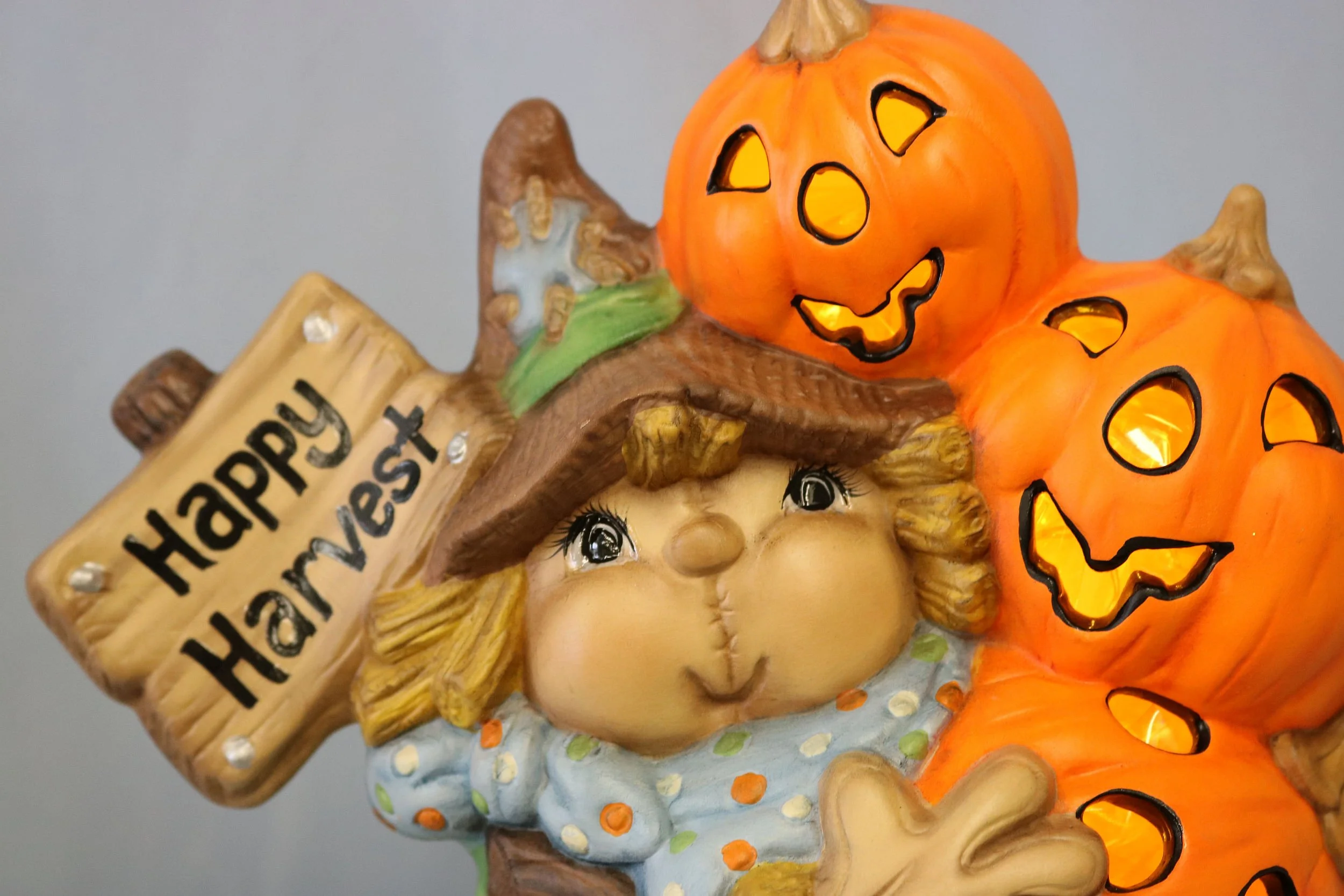 Scarecrow holding Pumpkins 4.jpg