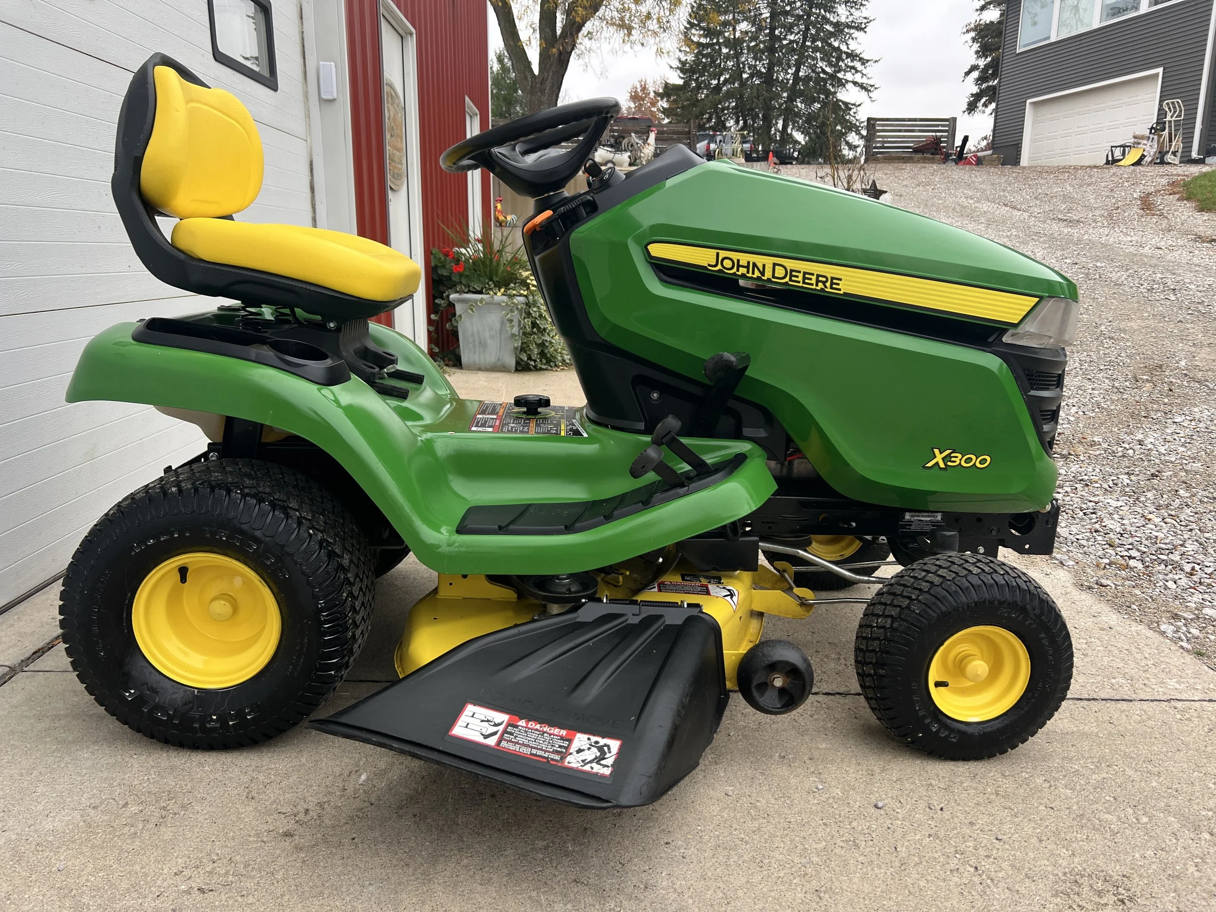 2015 John Deere X300 tractor 42" deck 597 hours $2199