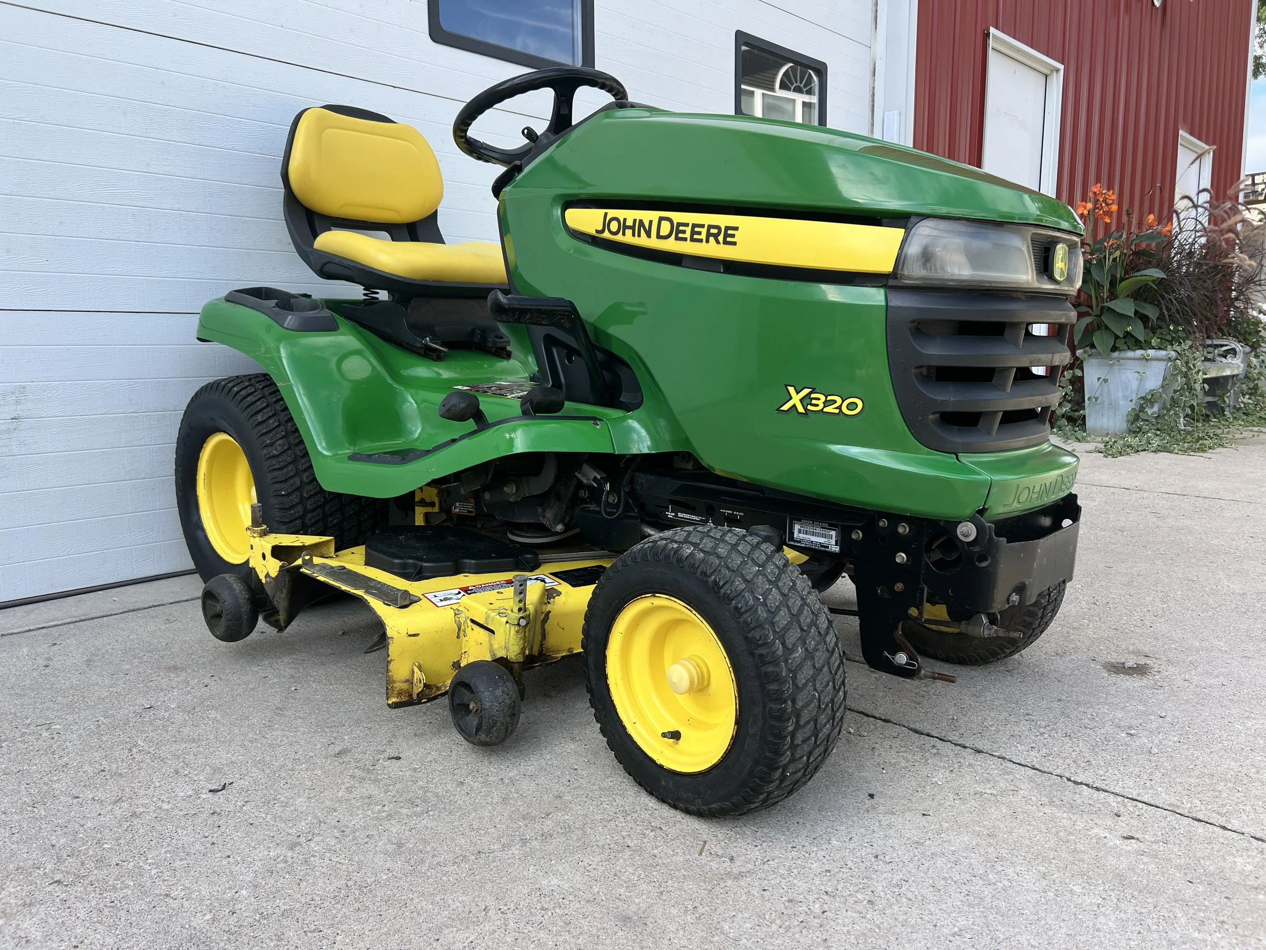 2009 John Deere X320 tractor 48" deck 543 hours $2200