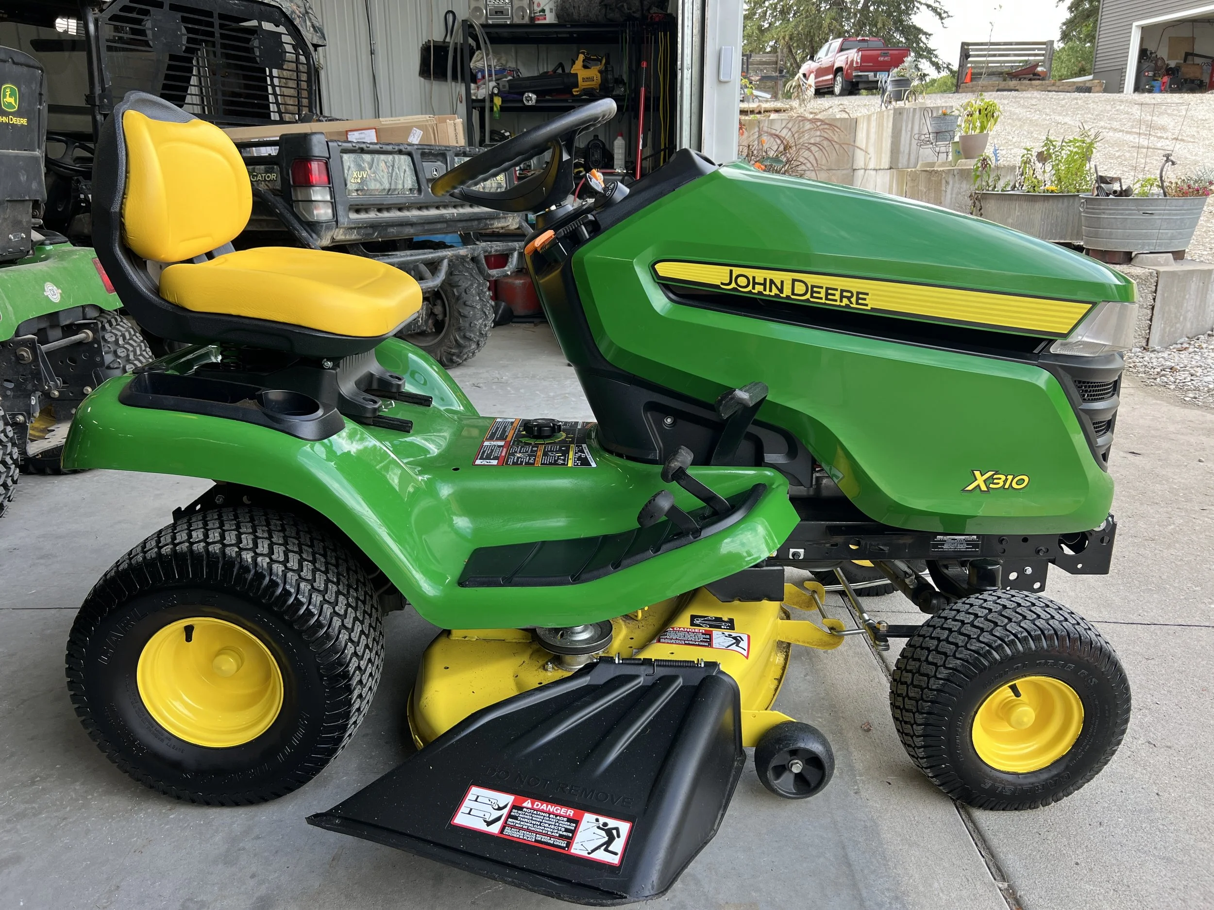 2015 John Deere X310 tractor 42" deck 44' snow blower weights and chains. 187 hours $4999