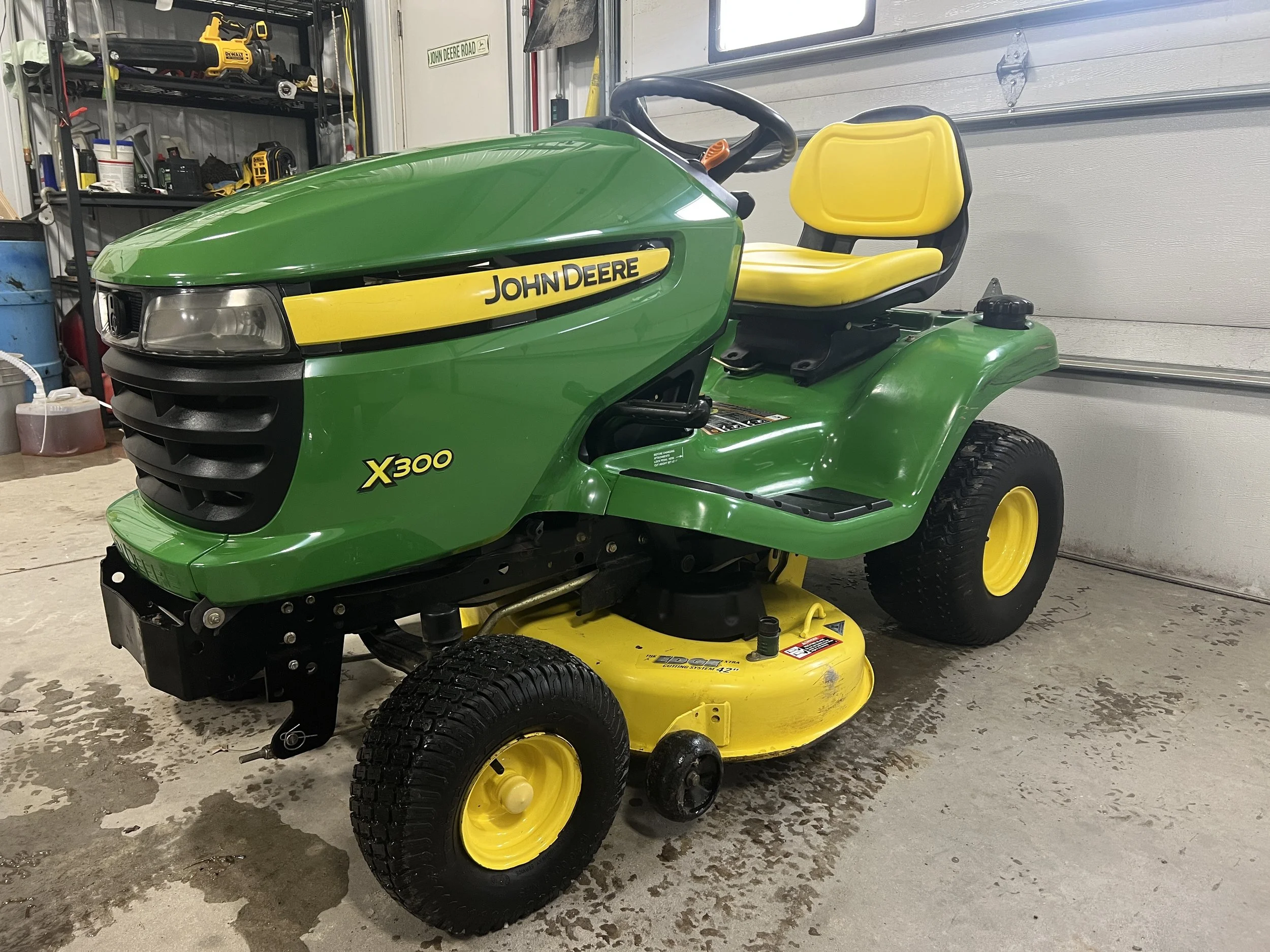 2006 John Deere x300 42" deck lawn tractor 412 hours $2299