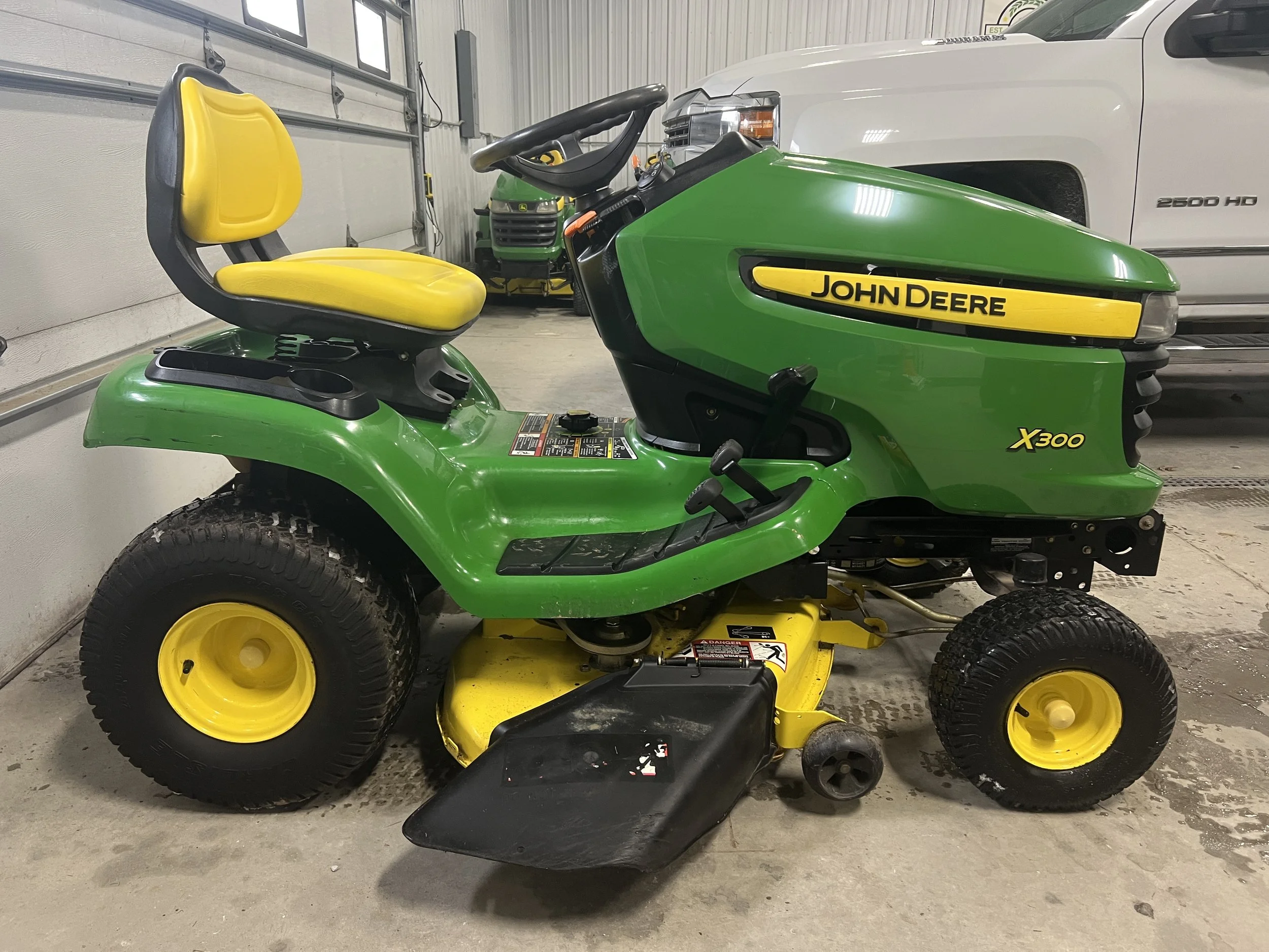 2007 John Deere X300 tractor 42" deck 373 hours $2399