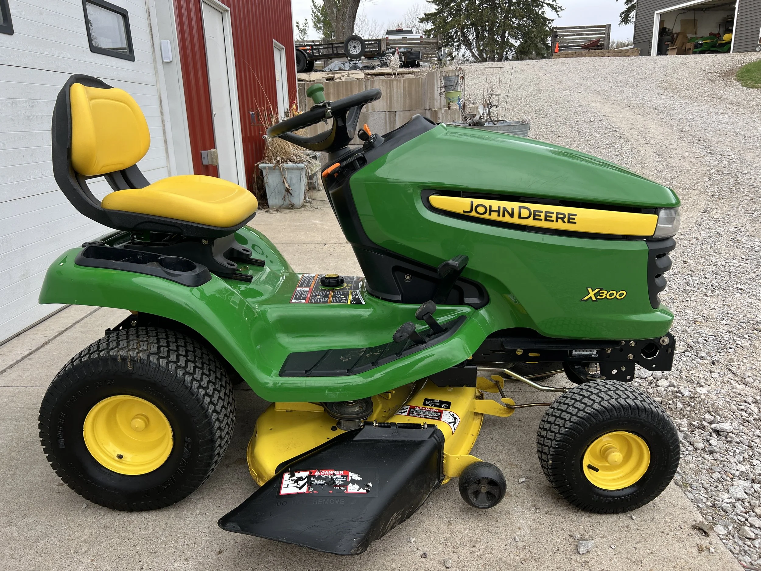2009 John Deere X300 tractor 42" deck 231 hours $2900